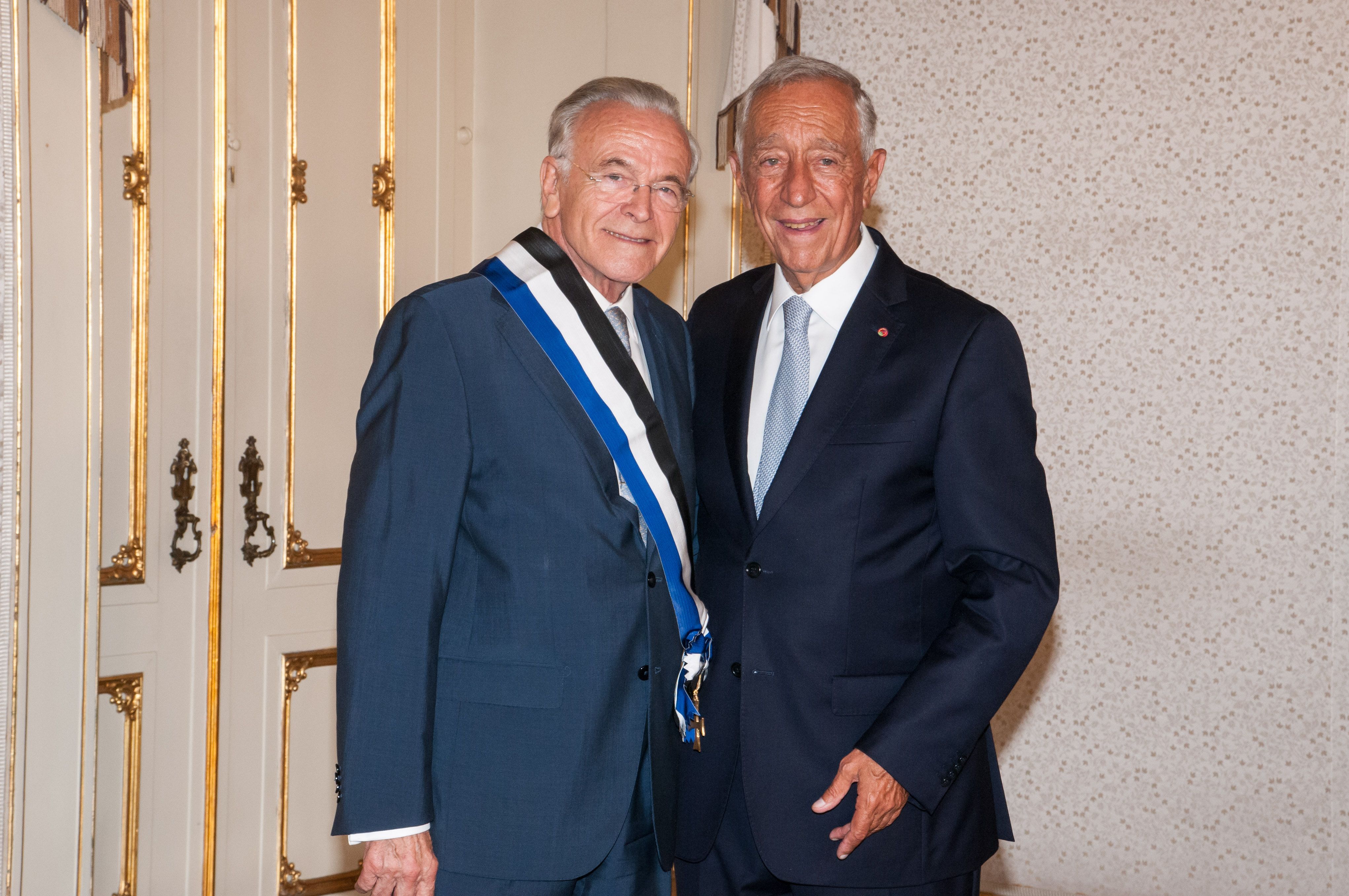 Isidro Fainé, Presidente de la Fundación ”la Caixa”, y el Presidente de la República Portuguesa, Marcelo Rebelo de Sousa, durante la ceremonia de entrega de la Gran Cruz de la Orden del Infante Don Henrique