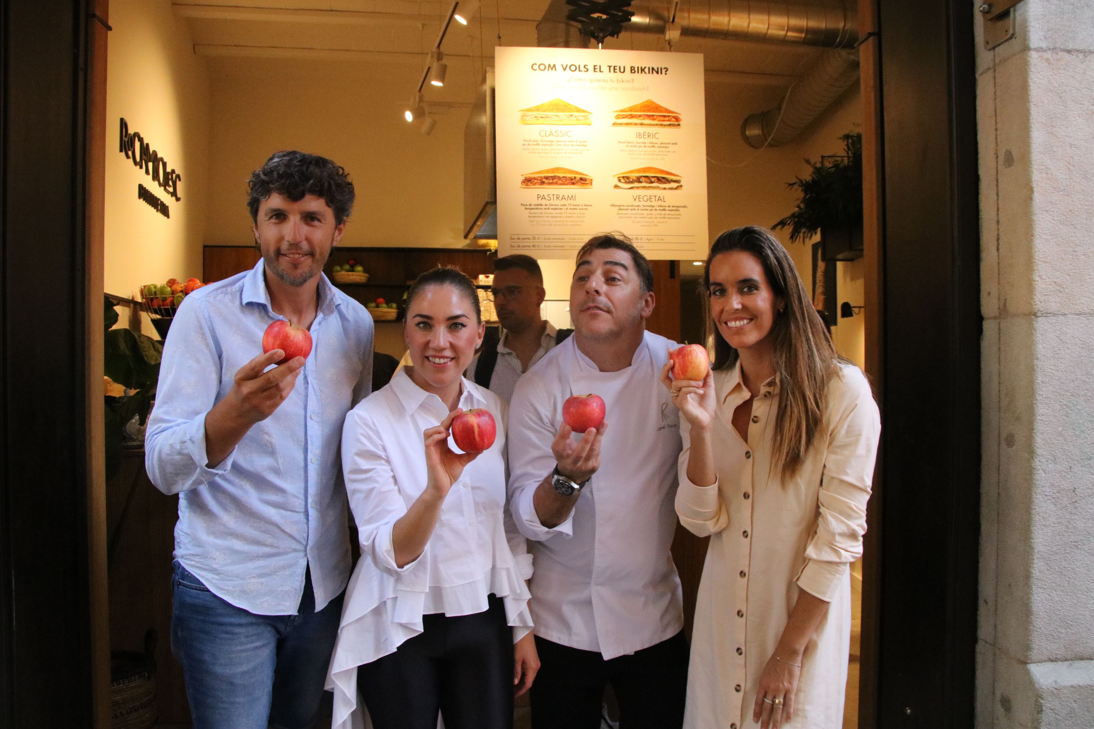 Los impulsores de la Bikinería, Jordi Roca y Alejandra Rivas, junto al representante de manzana de Girona y Ona Carbonell | ACN