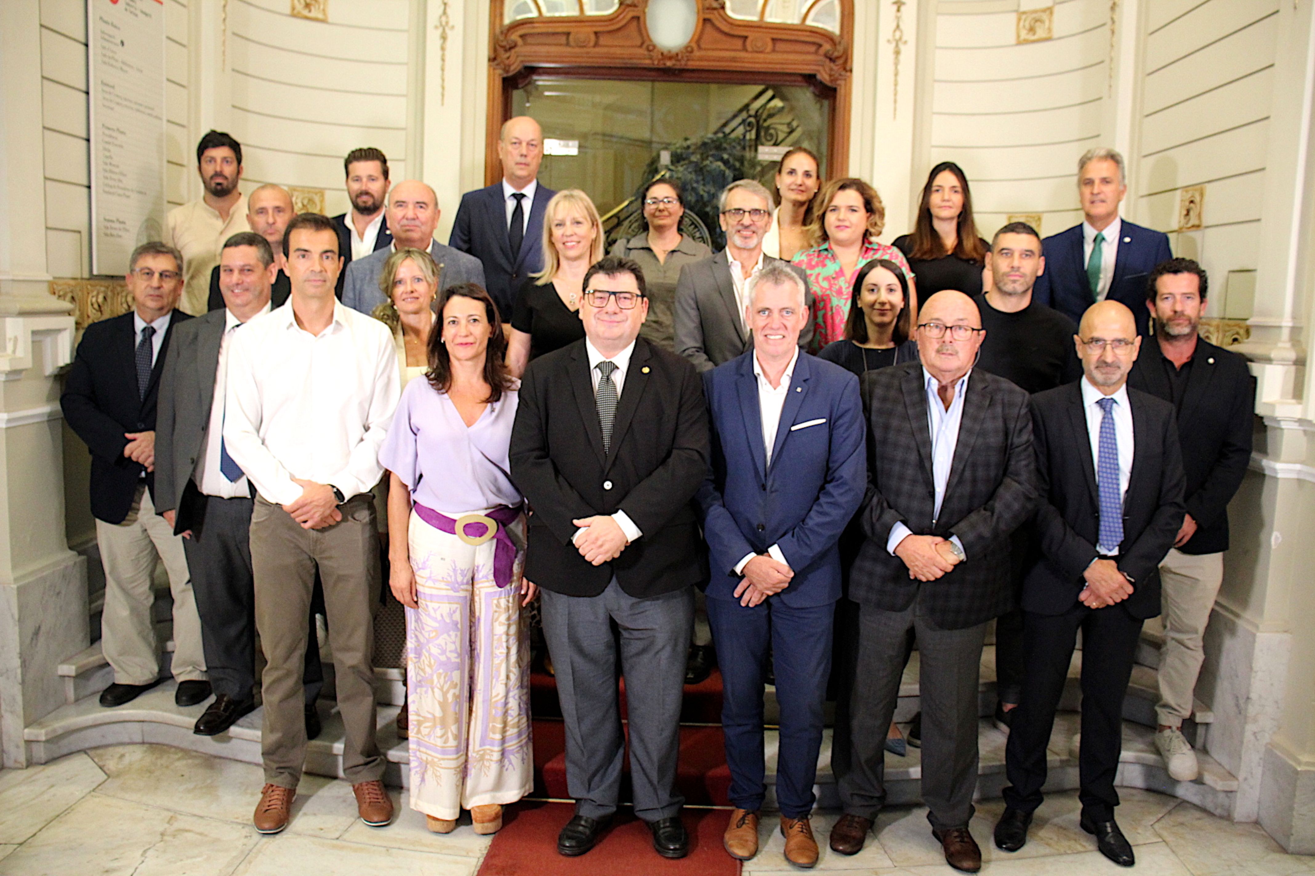 Foto de familia de la nueva junta cameral de la Cámara de Comercio de Tortosa que vuelve a presidir Francesc Faiges | ACN