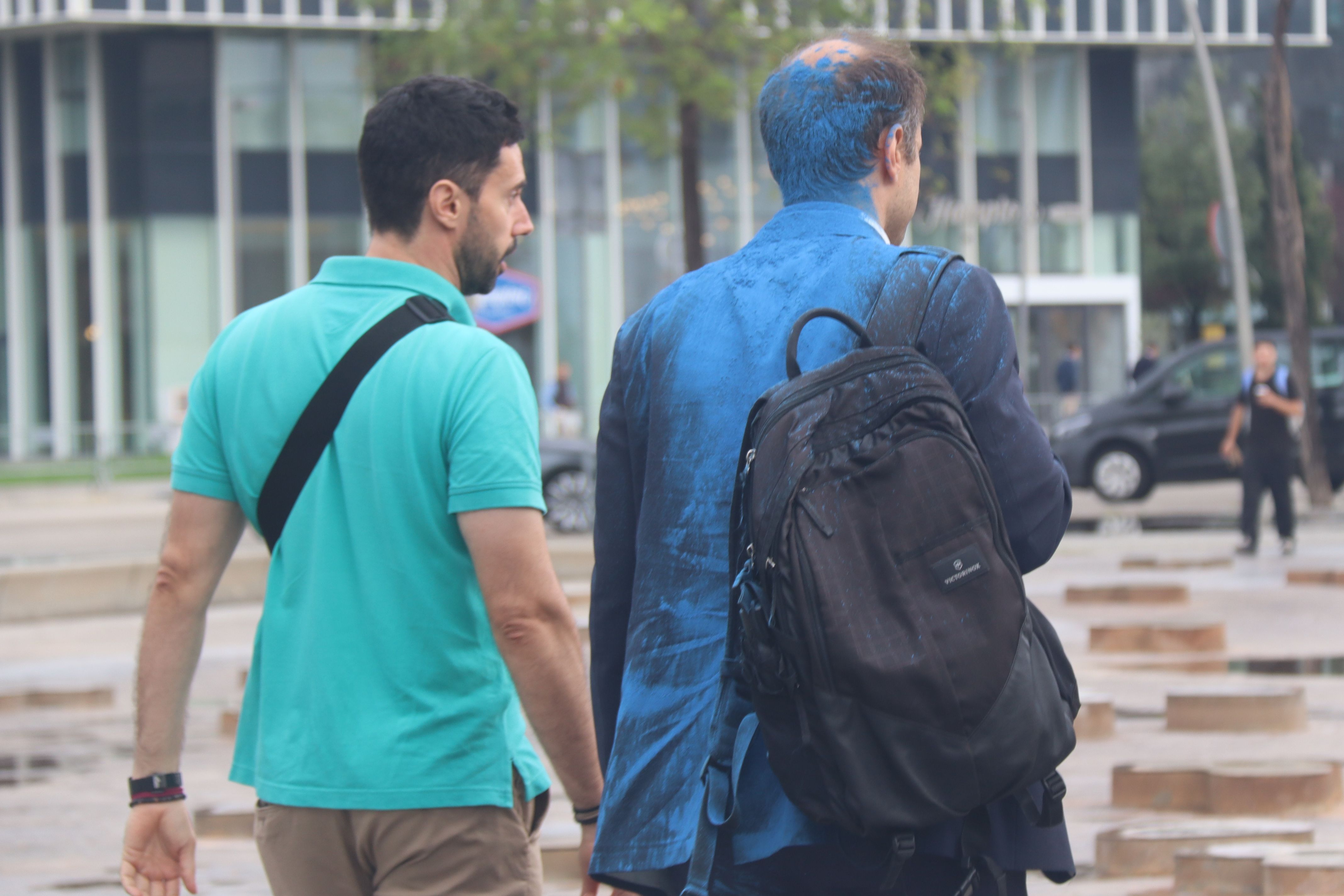 Asistente en el salón The District al que los manifestantes han lanzado pintura azul | ACN