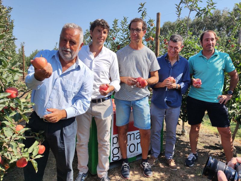 L'escriptor Rafel Nadal (primer a l'esquerra) i el president de Poma de Girona, Jaume Armengol (segon a l'esquerra), en l'inici de la temporada de collita 