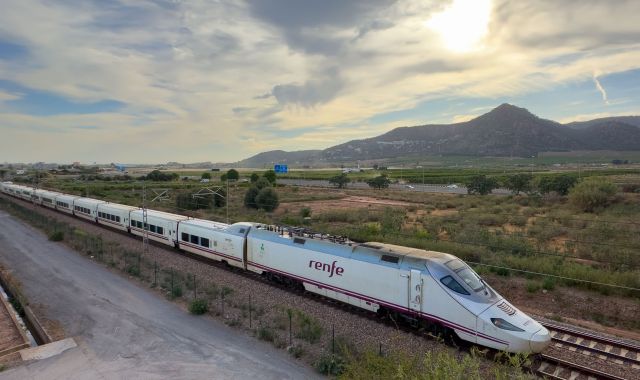 Un tren d'alta velocitat a <apertium-notrans>Cataluña</apertium-notrans> | iStock