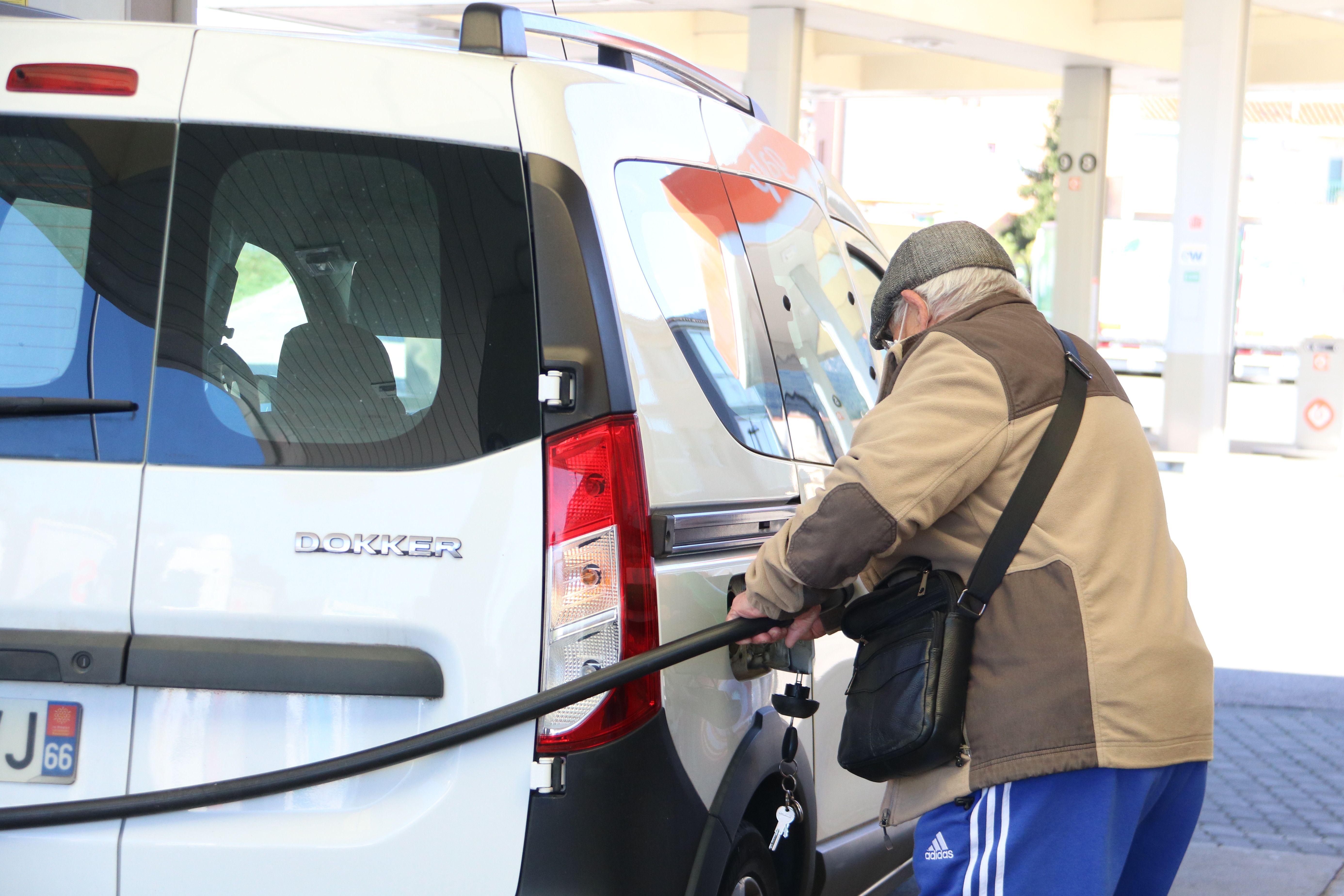 Un conductor poniendo gasolina en la Jonquera | ACN