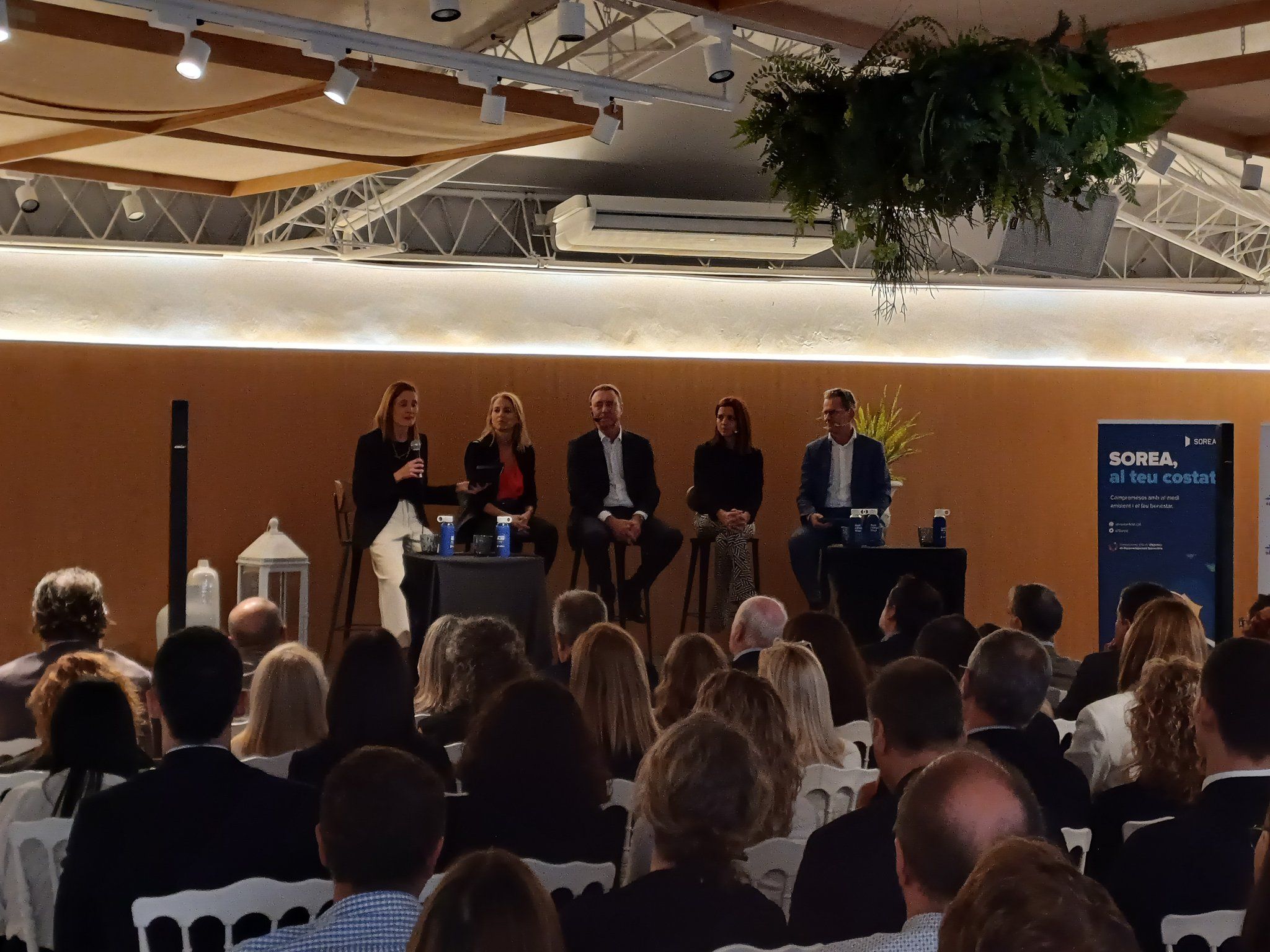 Sandra Ferrer, moderadora de l'acte, Helena Aranyó (Fiatc Residències), Josep Bassa (Roche Diagnostics), Elena Busquets (VIA Empresa) i Daniel Marquard (Boehringer Ingelheim) 