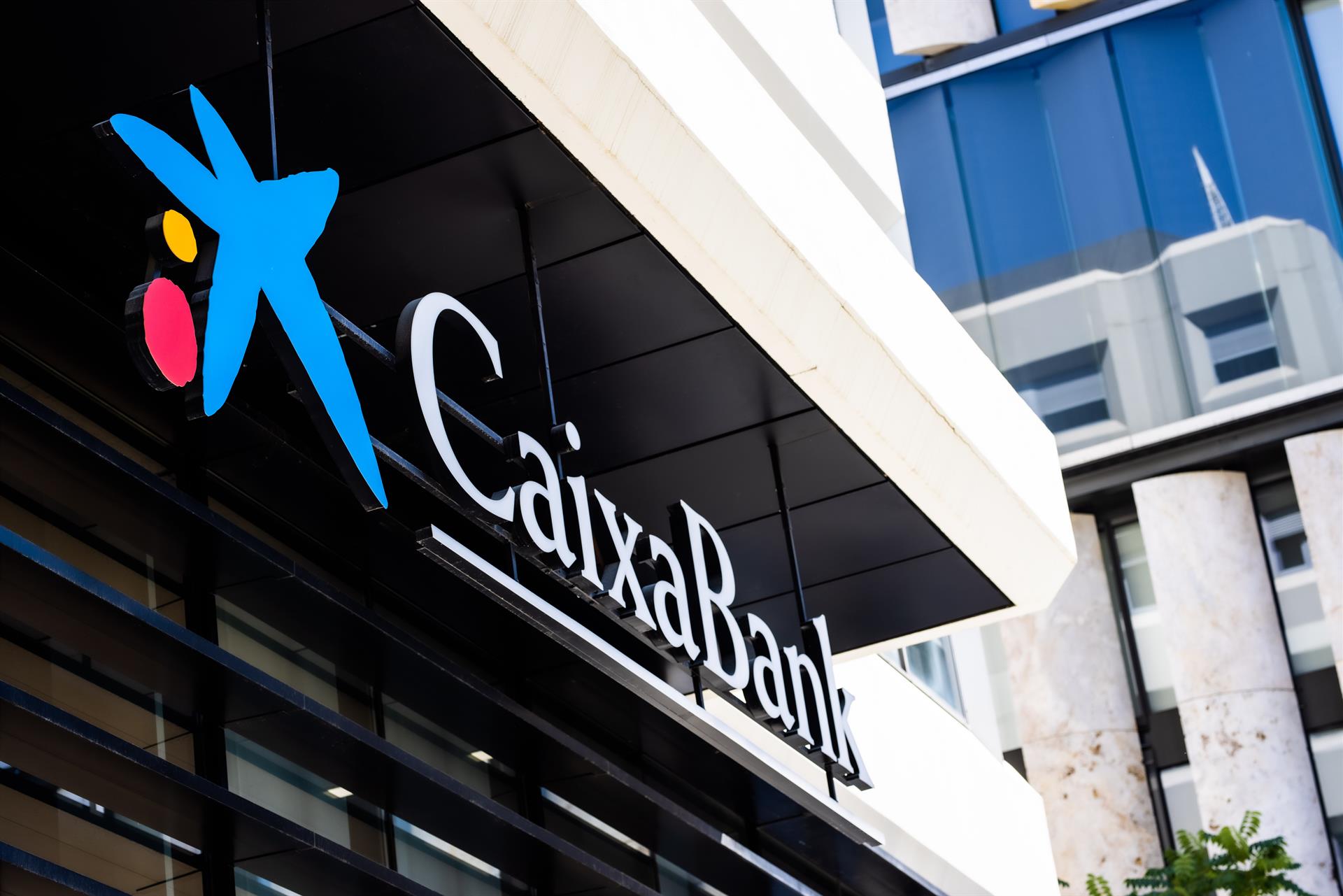 Exterior d'una oficina de CaixaBank | Cedida