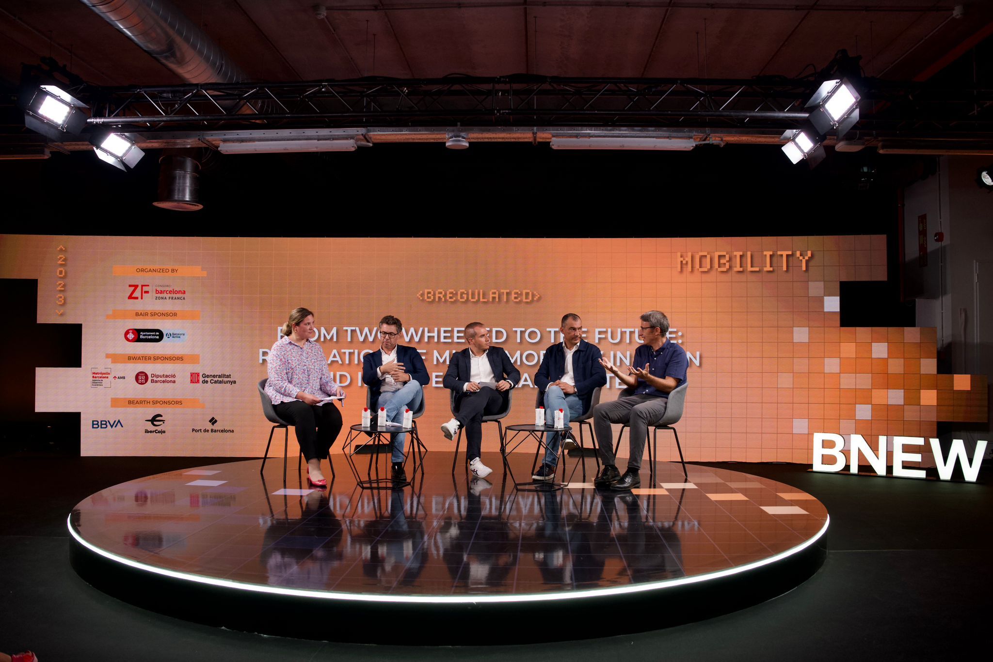 María Teresa de La Cruz, moderadora de l’acte, Ramón Ledesma (Pons Mobility), Jesús Freire (AMBE), José María Riaño (Anesdor) i Adrià Gomila (Ajuntament de Barcelona) | BNEW 2023