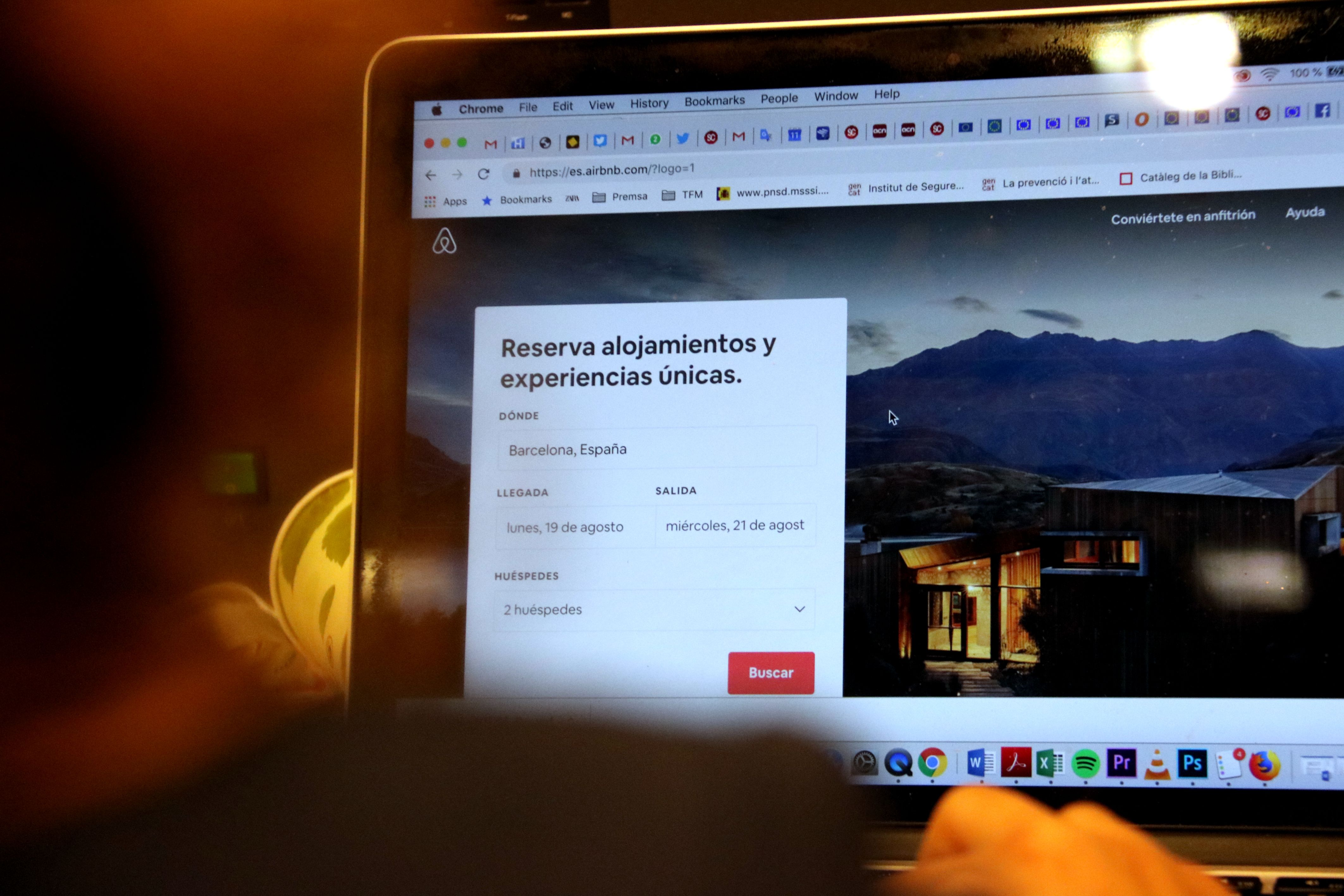 Un usuari consulta la pàgina web d'Airbnb | ACN