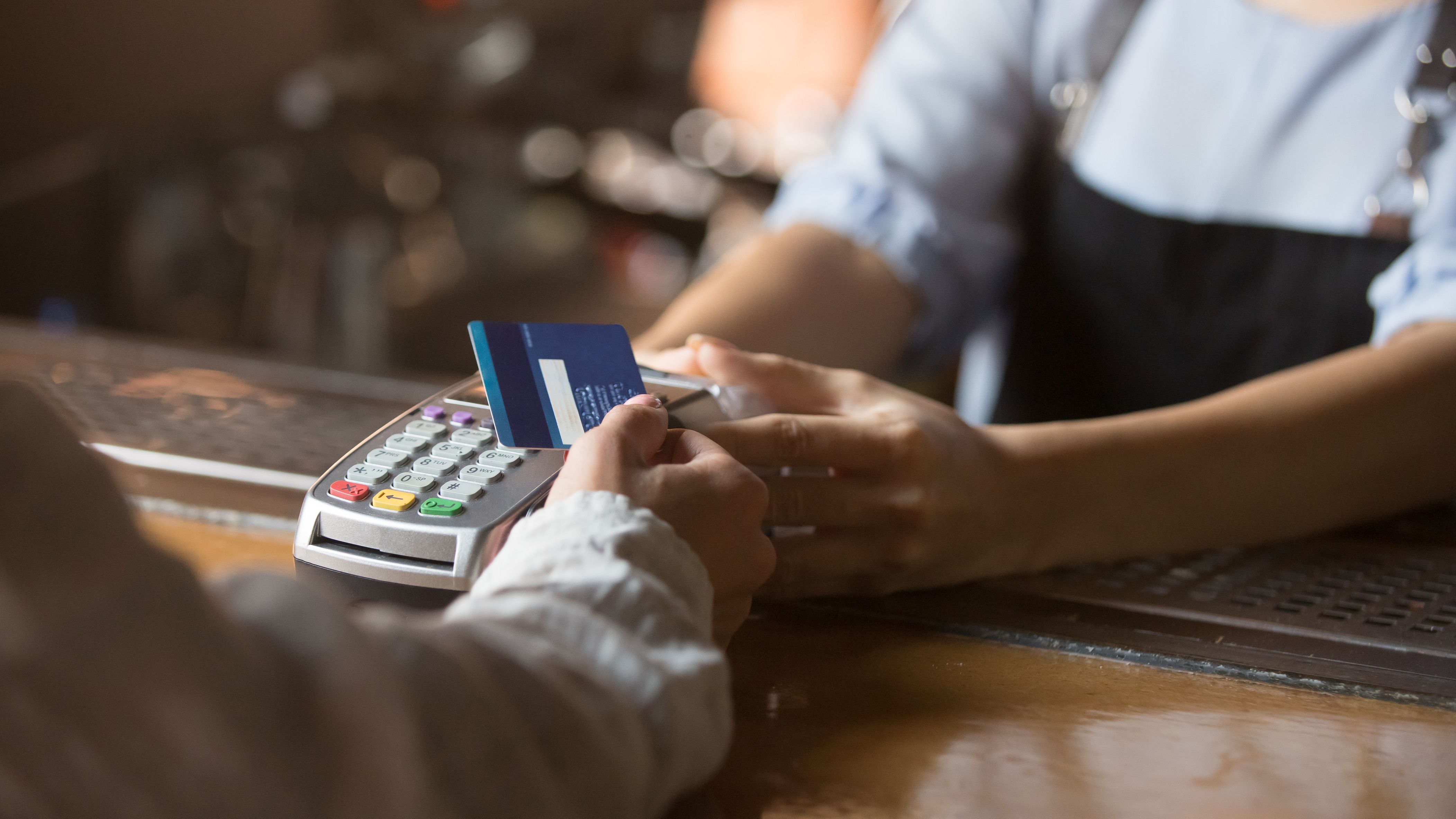 Imagen de un pago con tarjeta | iStock