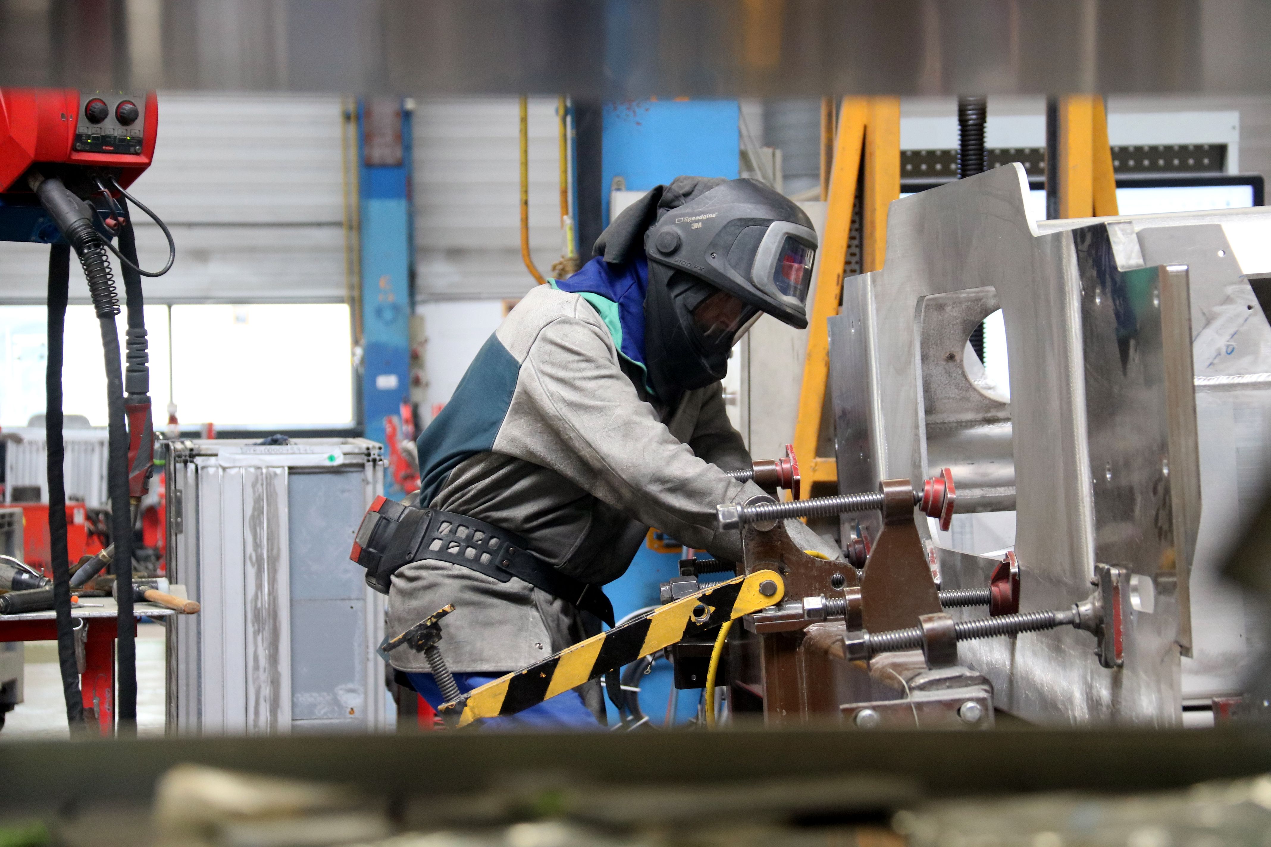 Operario trabajando en la fábrica de Alstom en Santa Perpètua | ACN