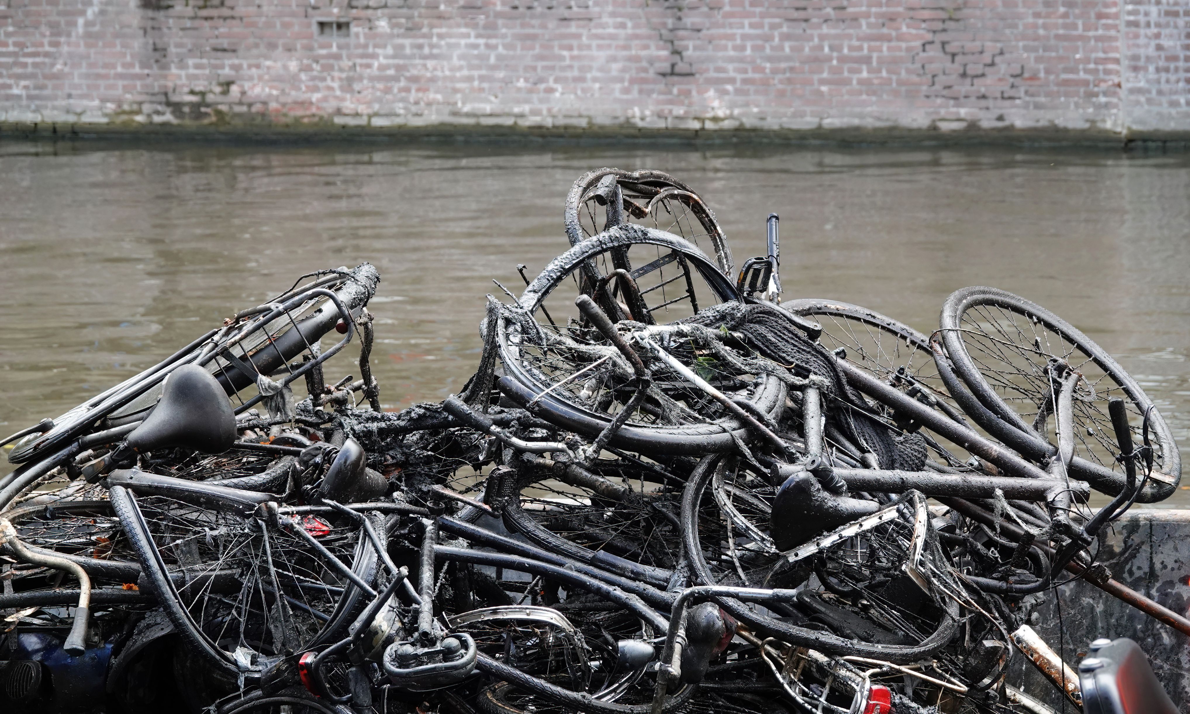 Imagen de unas bicicletas en los canales de Ámsterdam | iStock