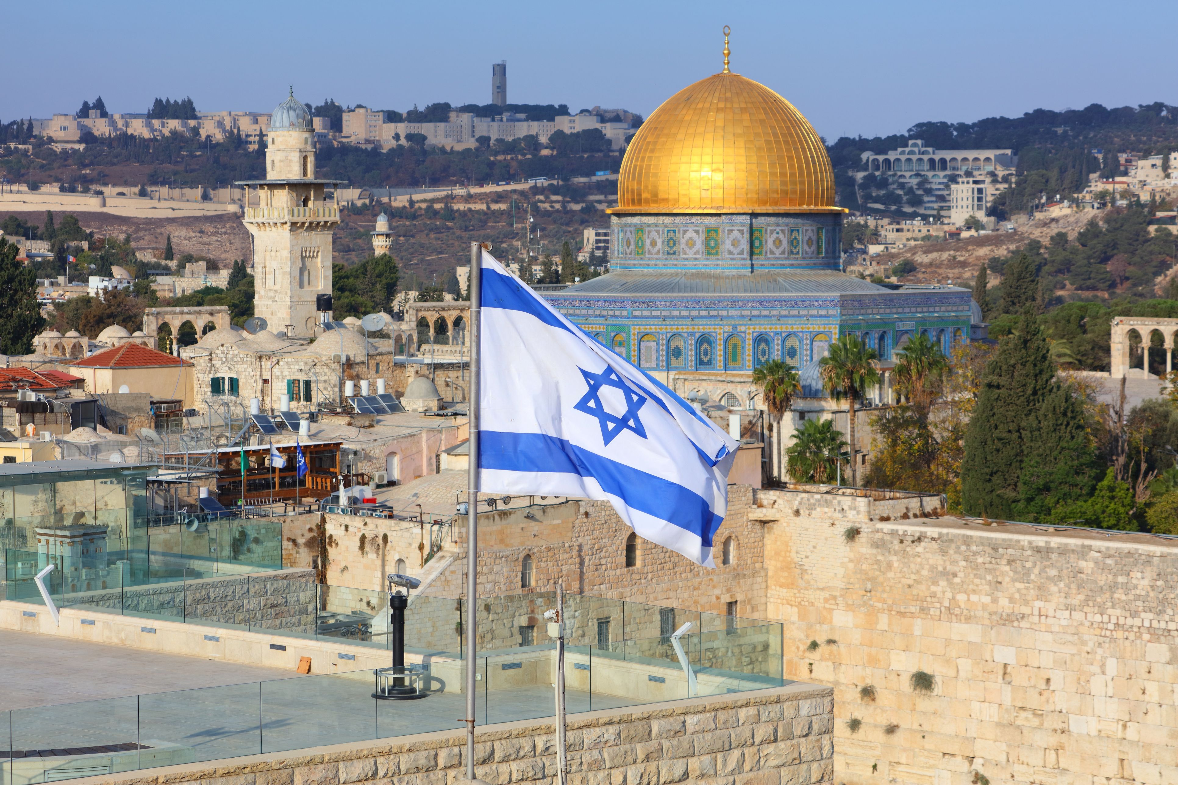 Imatge d'una bandera d'Israel al centre de Jerusalem | iStock