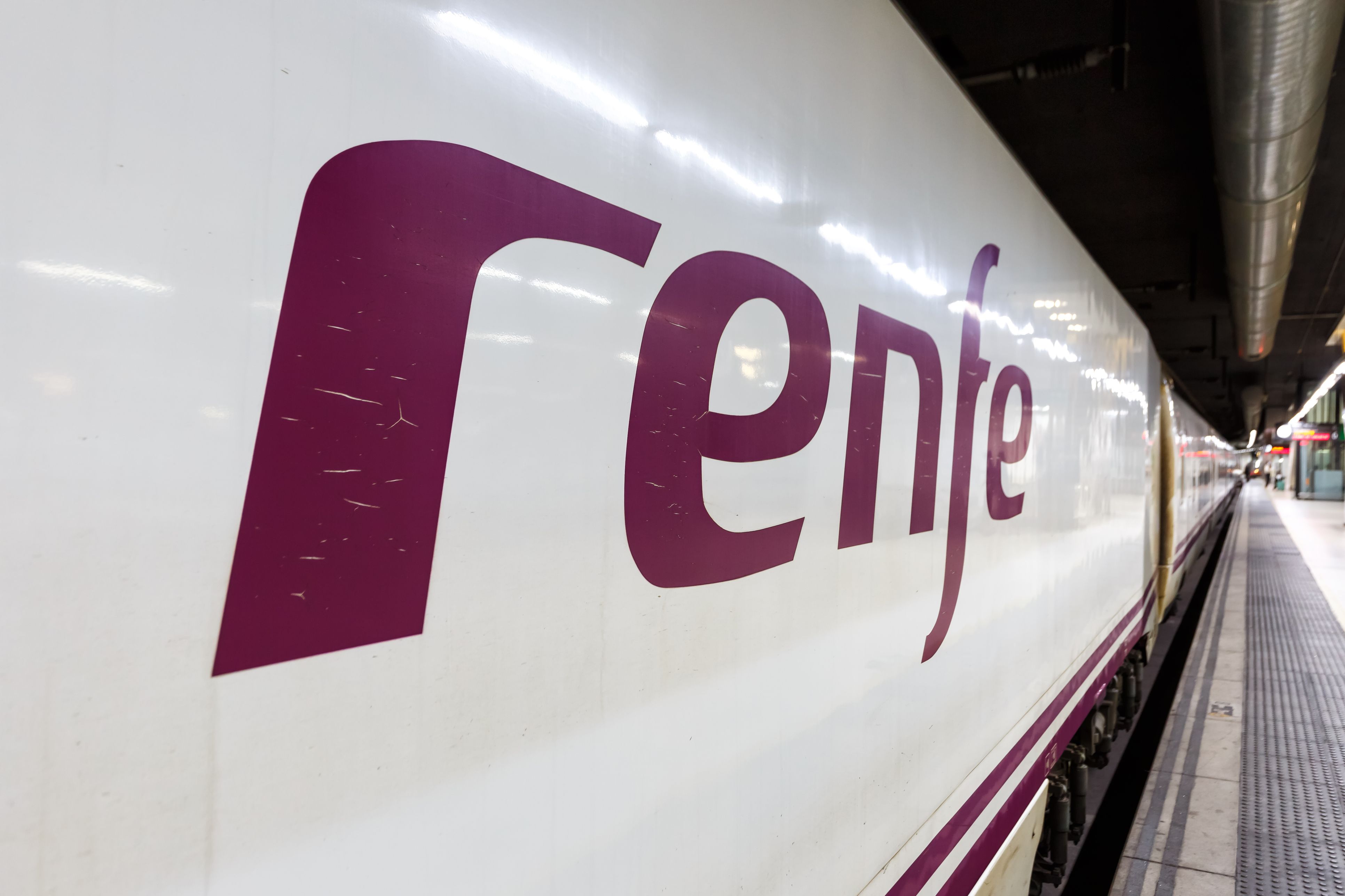 Logotip de Renfe a un tren | iStock