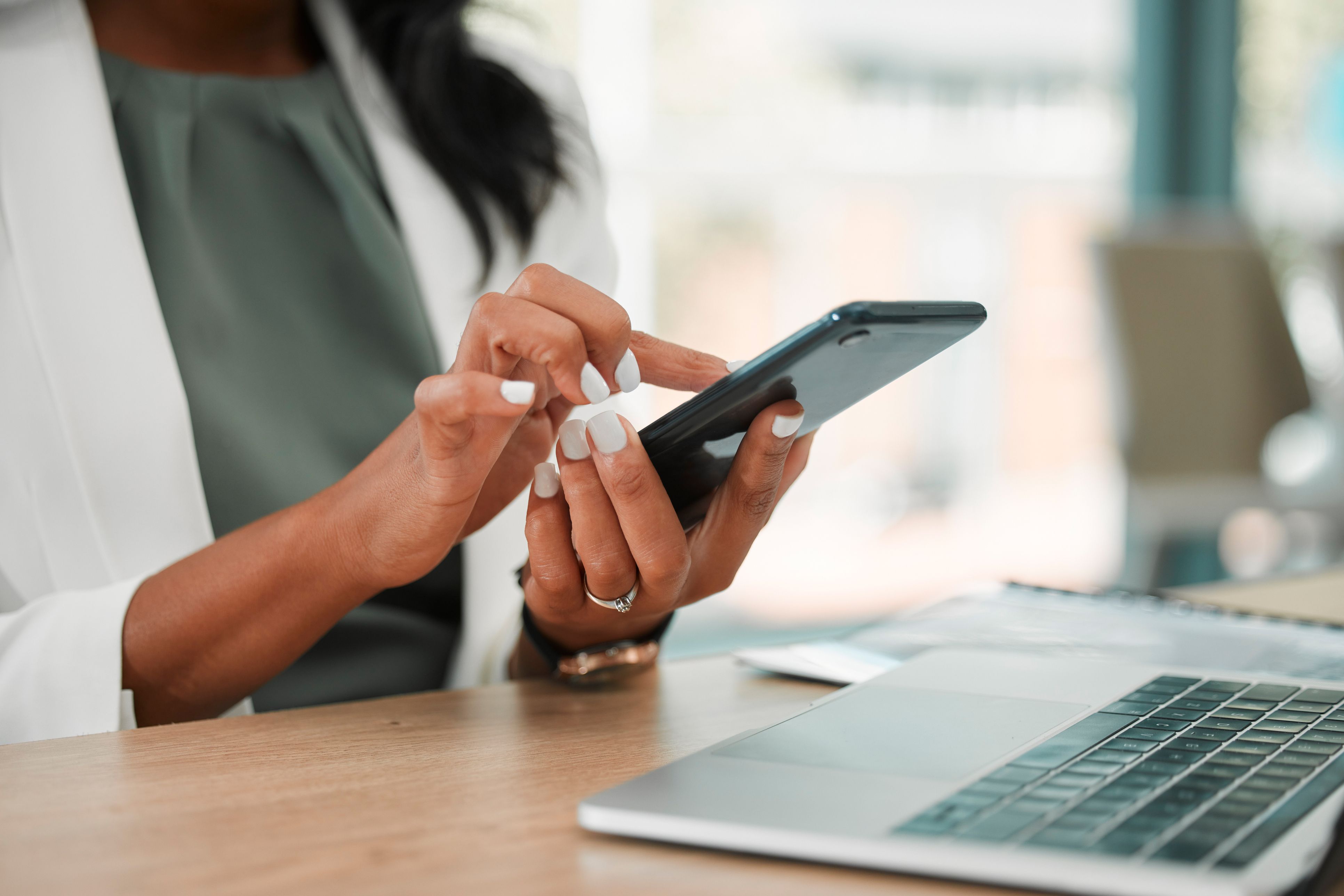 Imagen de una mujer con un teléfono | iStock