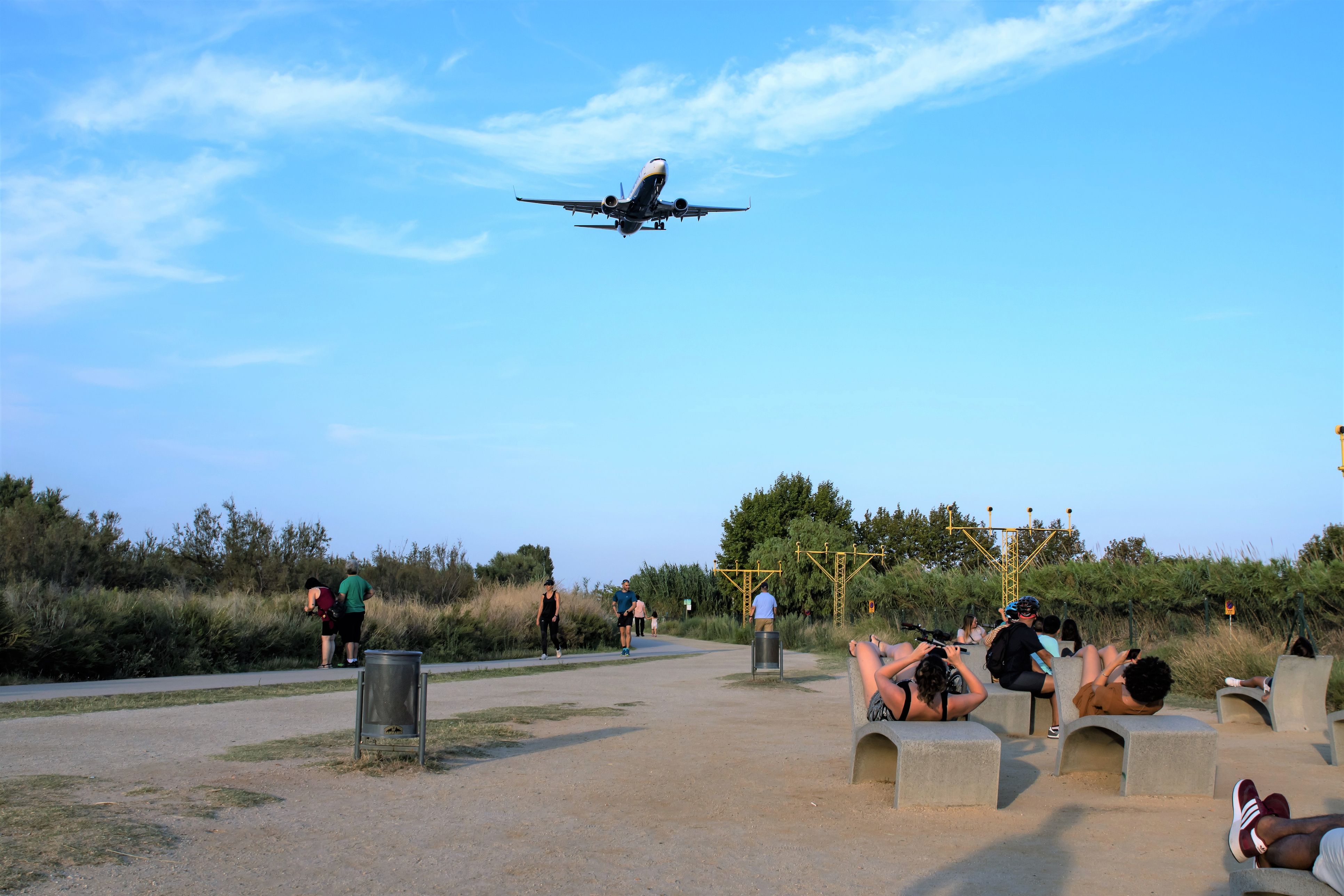 Un avión en las proximidades del aeropuerto del Prat | iStock