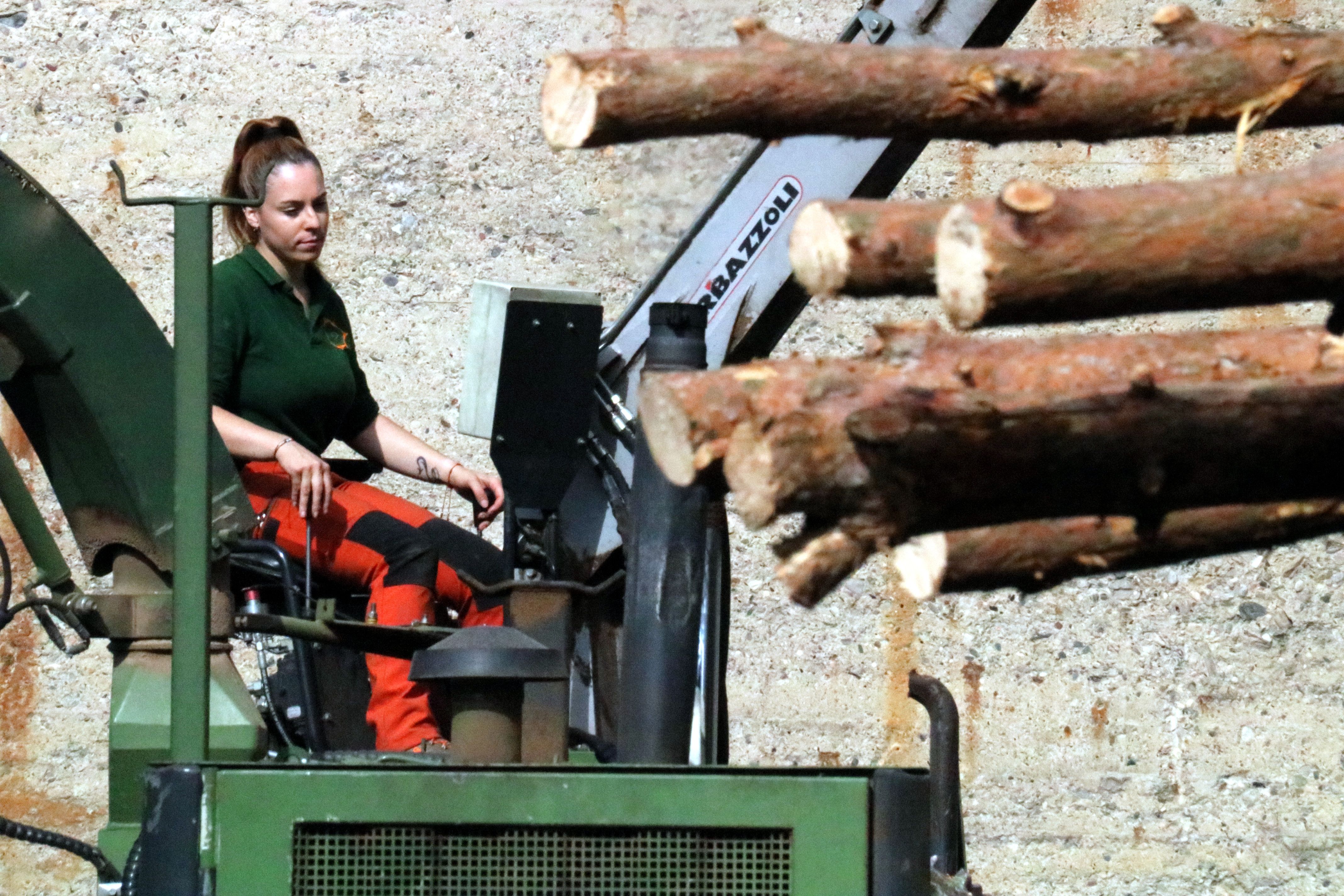 Imagen de una trabajadora forestal | ACN - Nia Escolà 