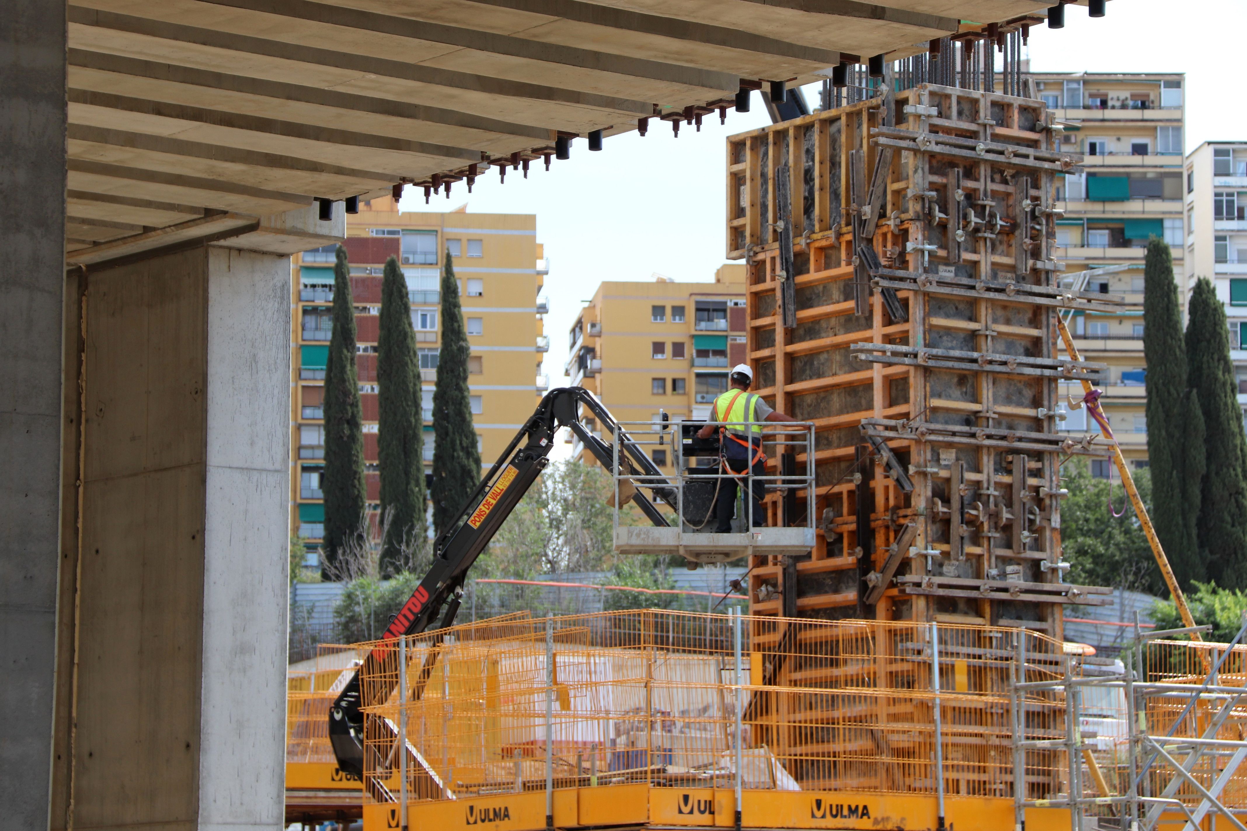 Imagen de un operario en Barcelona | ACN - Maria Asmarat