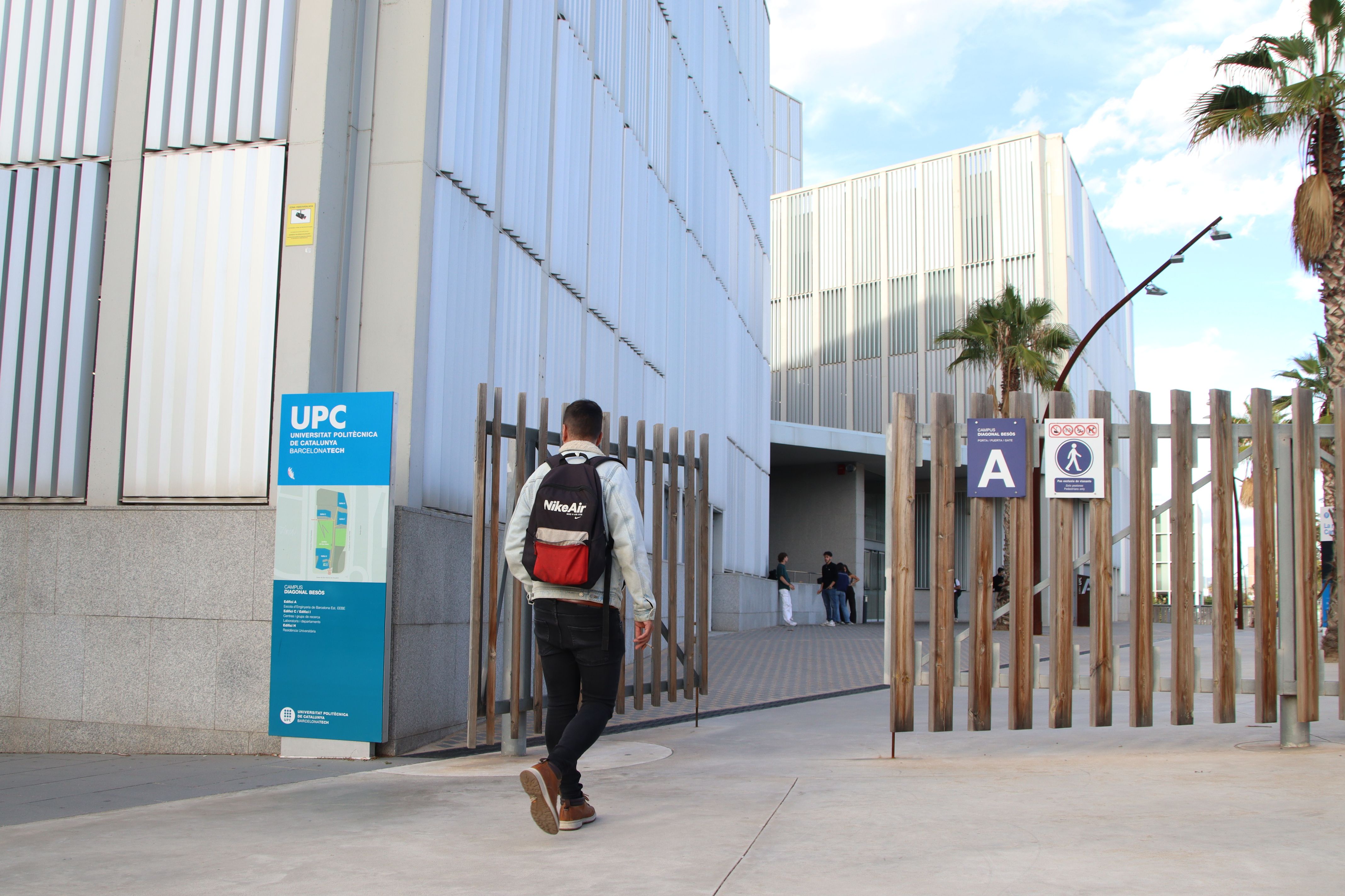 Una persona accedeix al campus de la UPC del Besòs | ACN