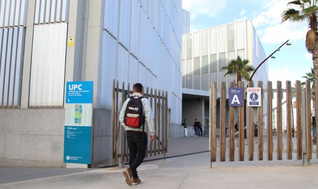 Una persona accedeix al campus de la UPC del Besòs | ACN