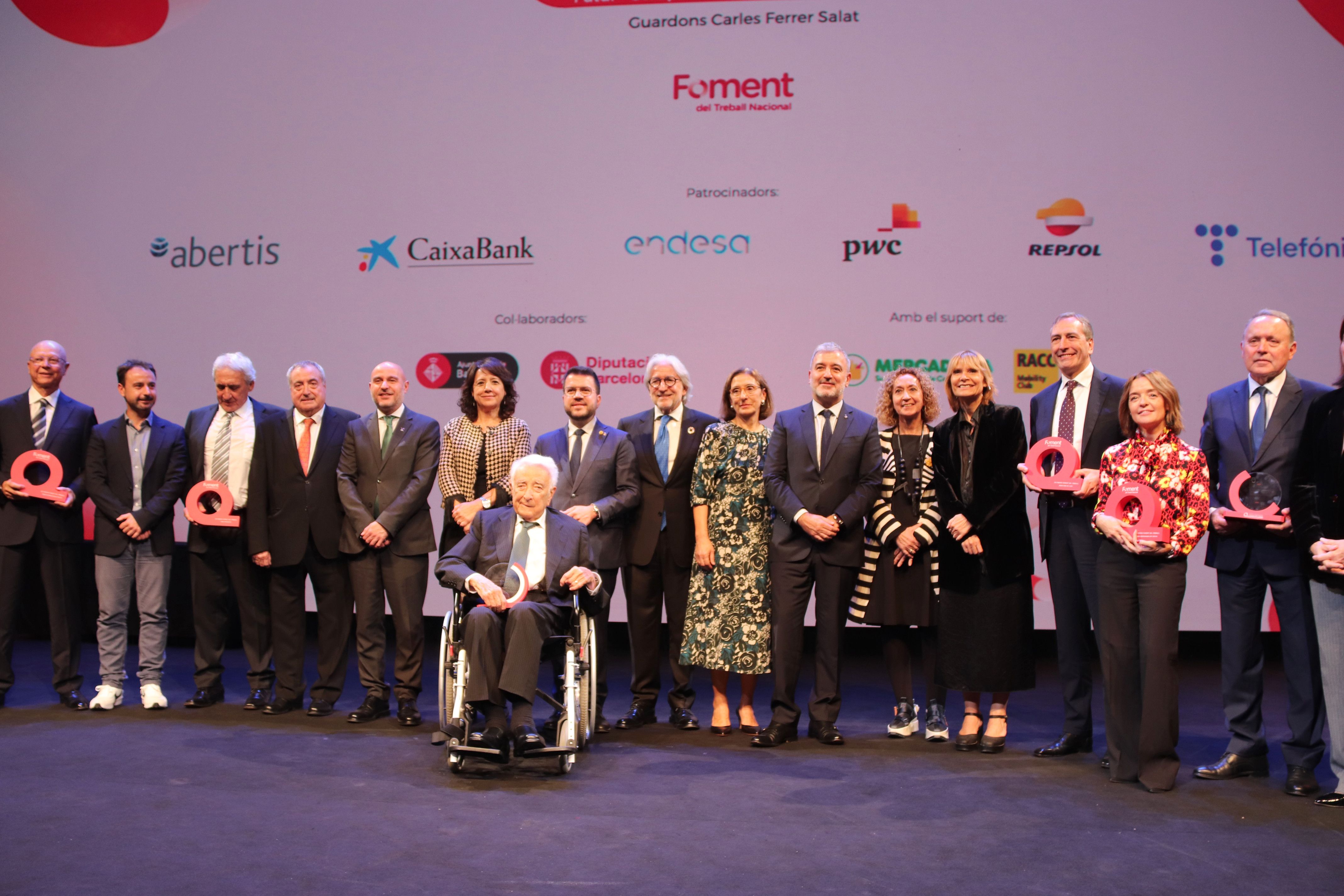 El president de la Generalitat, Pere Aragonès; el president de Foment del Treball, Josep Sánchez Llibre i diversos representants polítics amb alguns dels premiats en la gala de les Medalles d'Or de la patronal | ACN