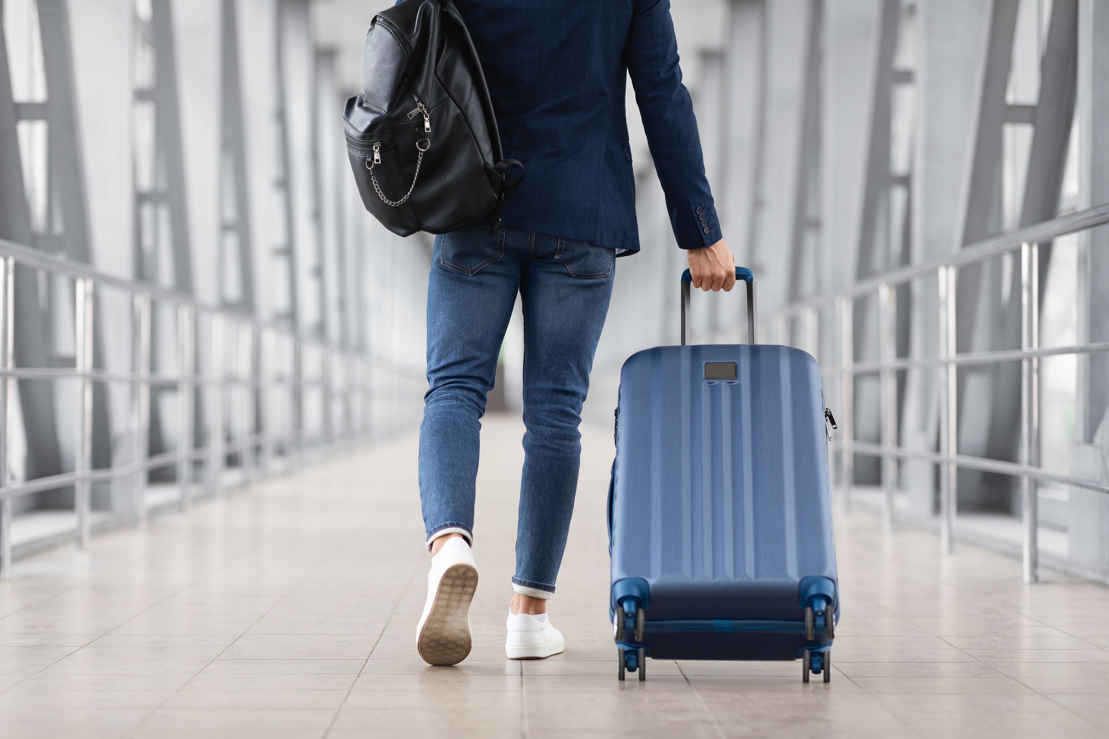 Imatge d'un home amb una maleta a l'aeroport | iStock