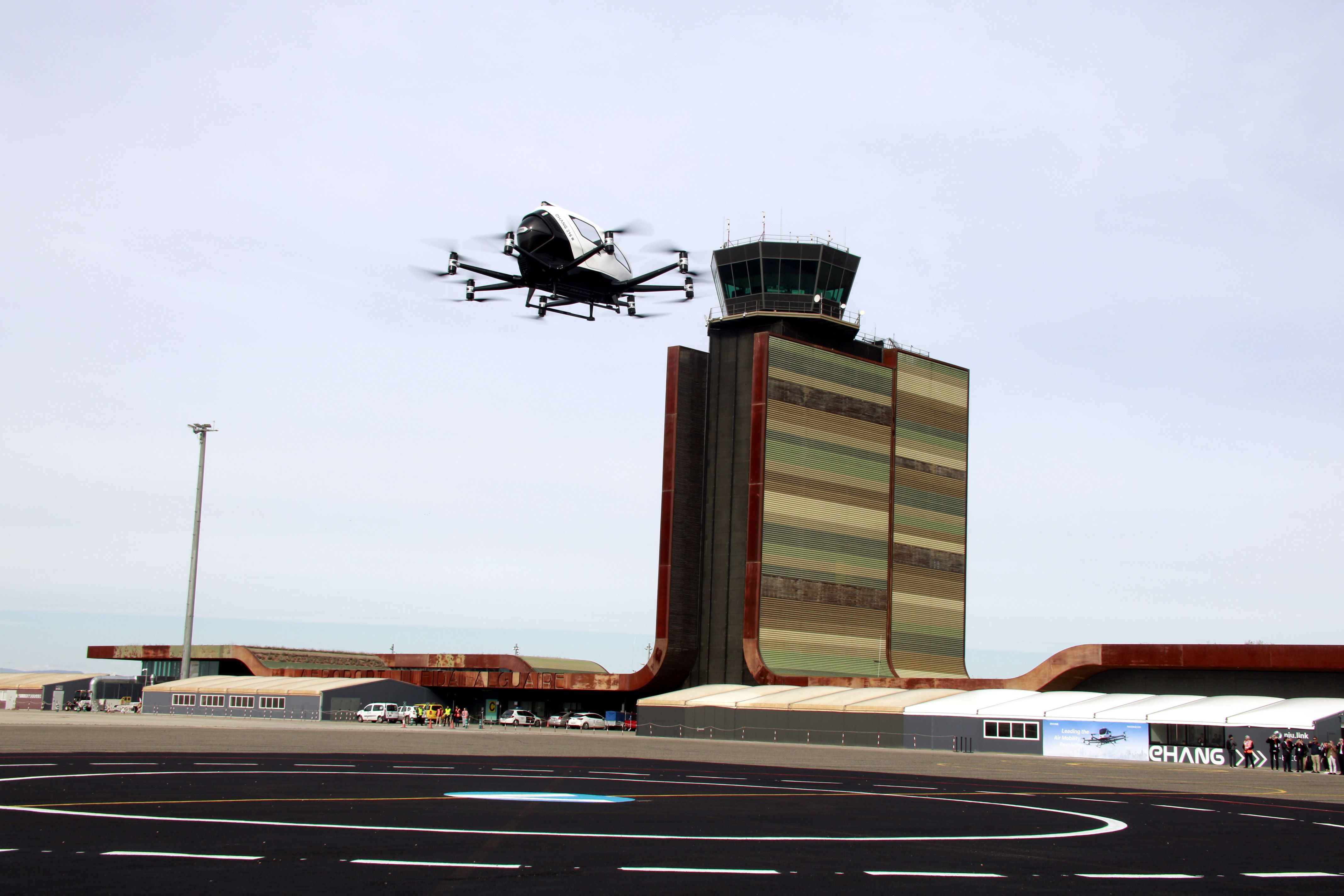  Vehículo aéreo autónomo de la empresa china EHang elevándose en el aeropuerto de Alguaire | ACN