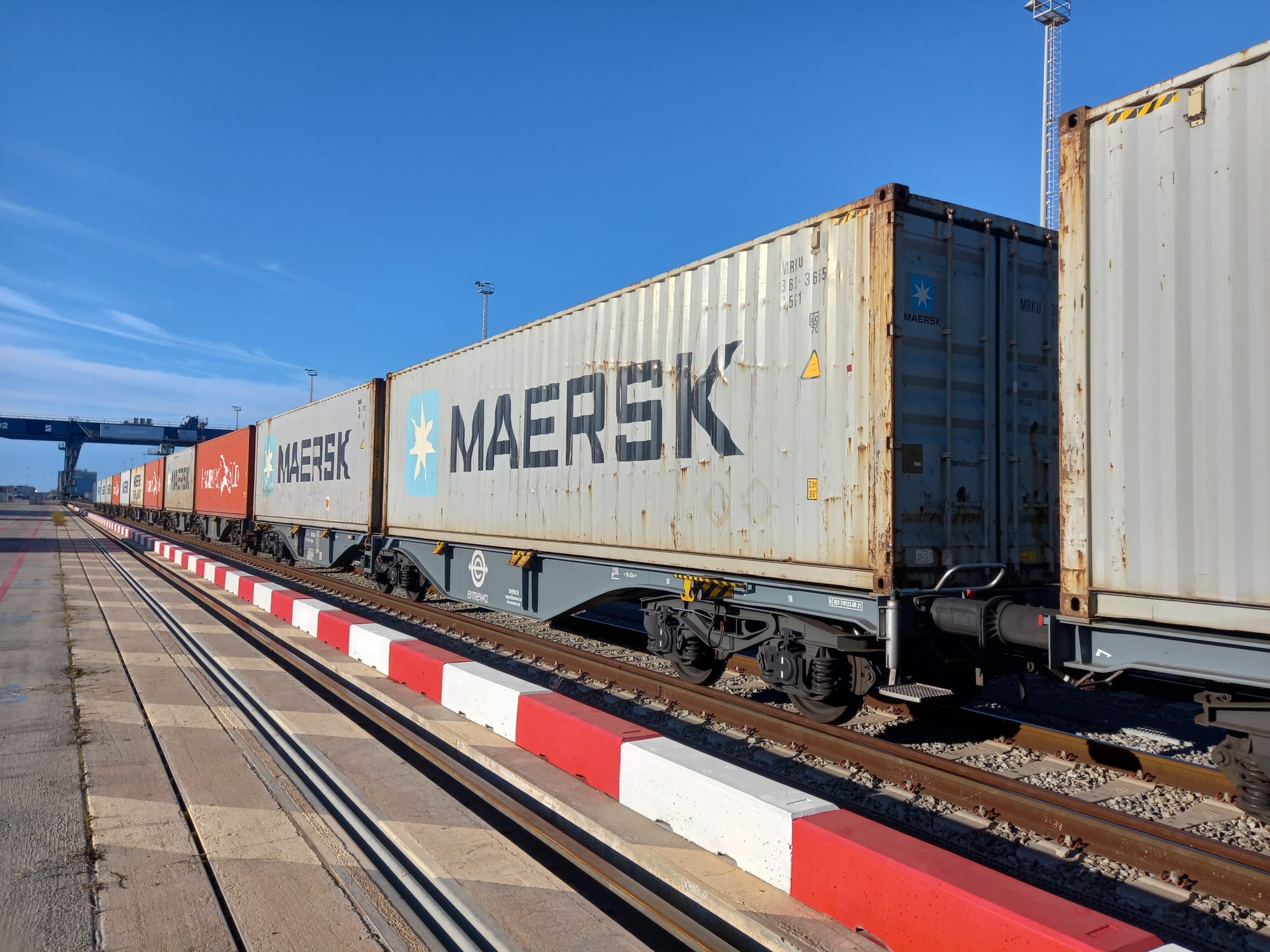 Imagen de un tren de mercancías en el Port de Barcelona | Aleix Ramirez