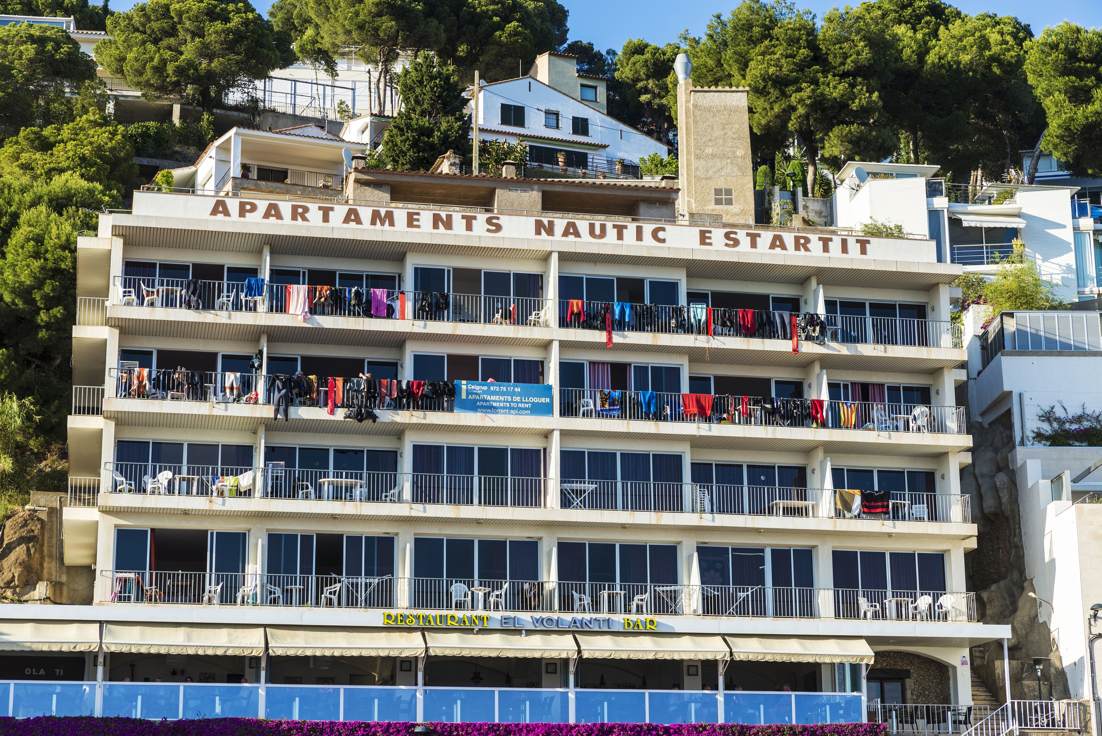 Exterior de unos apartamentos en la Costa Brava | iStock