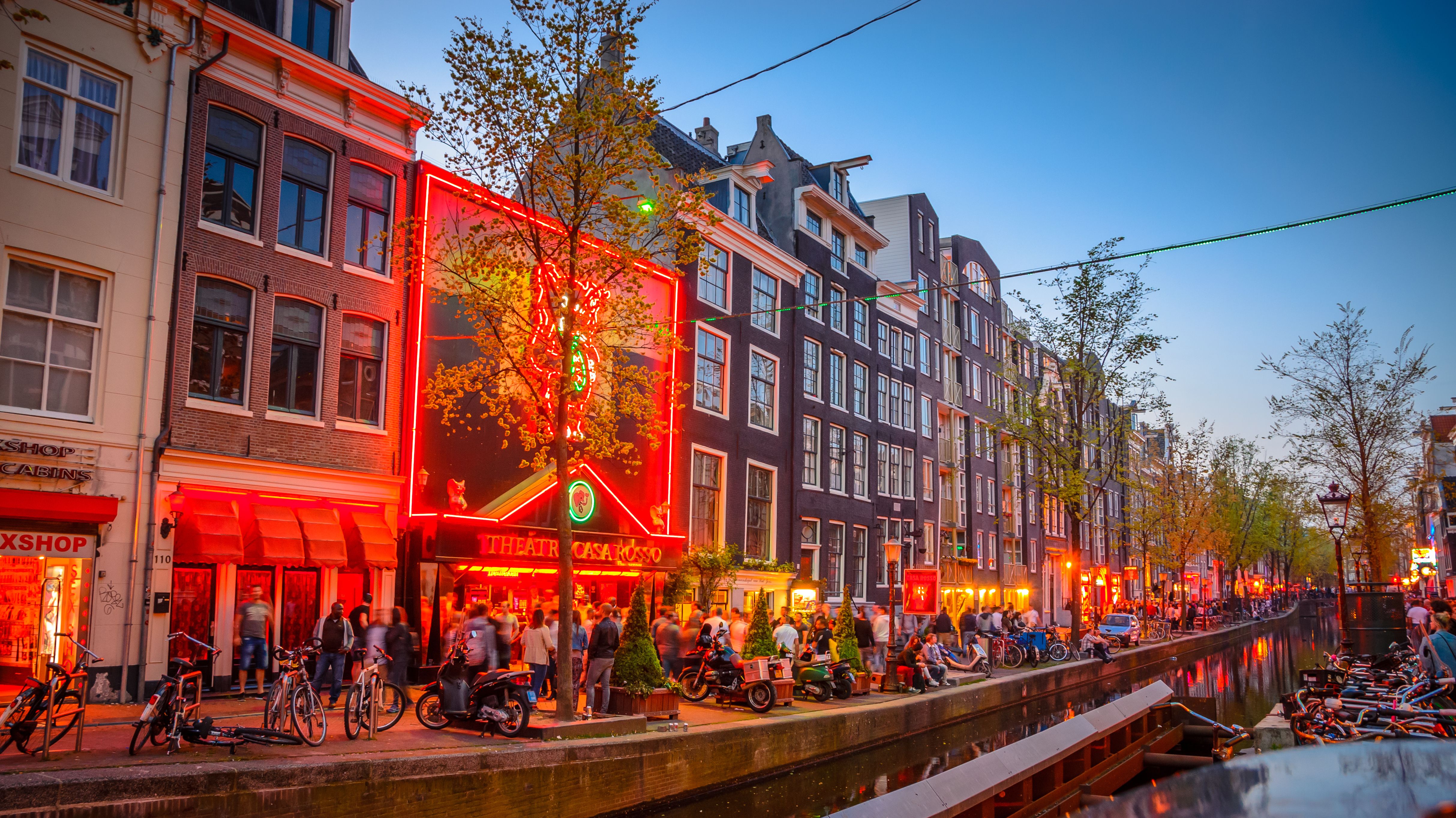 El Distrito Rojo de Ámsterdam es uno de los más famosos de la ciudad | iStock