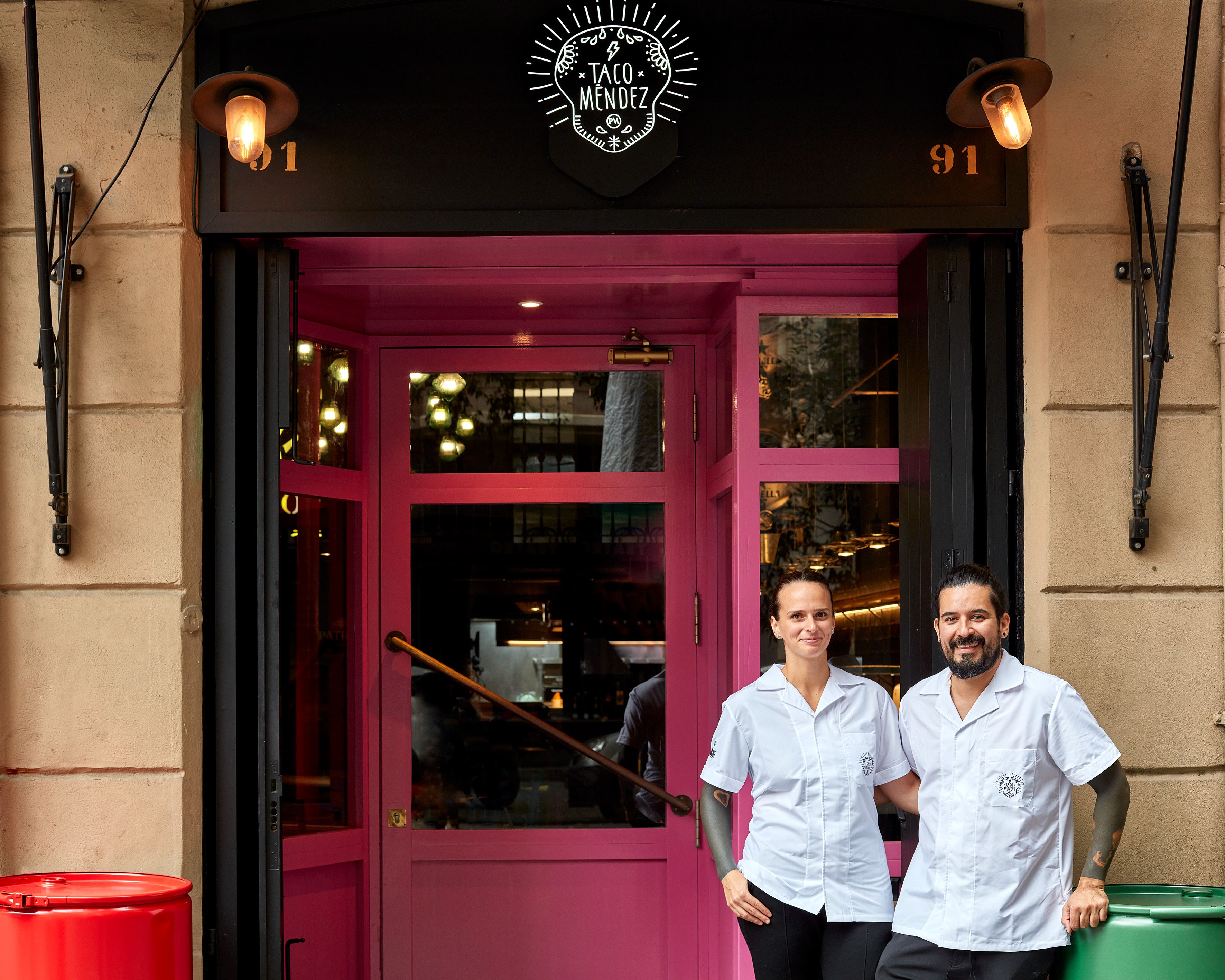 Erinna Marciano y Paco Méndez en la entrada de Taco Méndez | Cedida