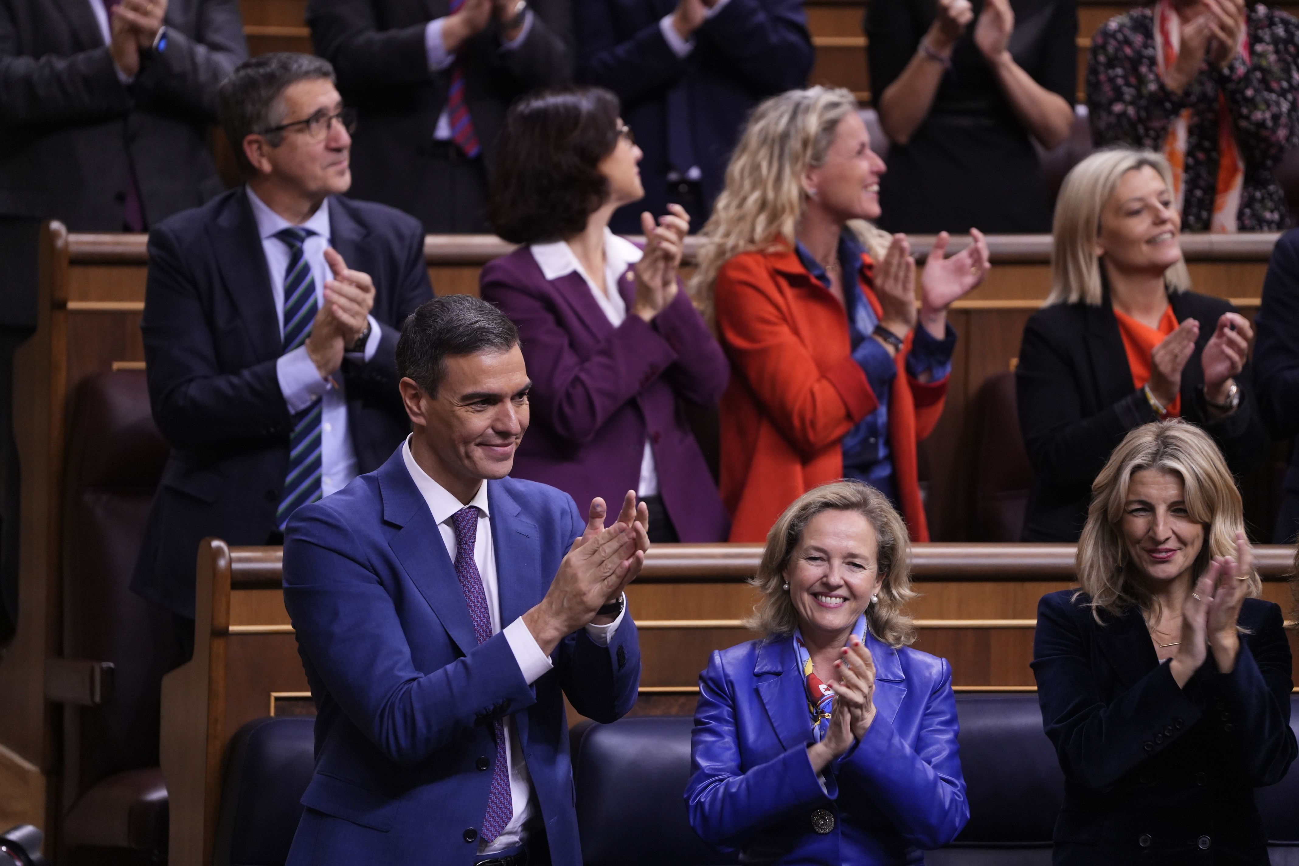 Pedro Sánchez aplaudint després de la votació per a la seva investidura | ACN