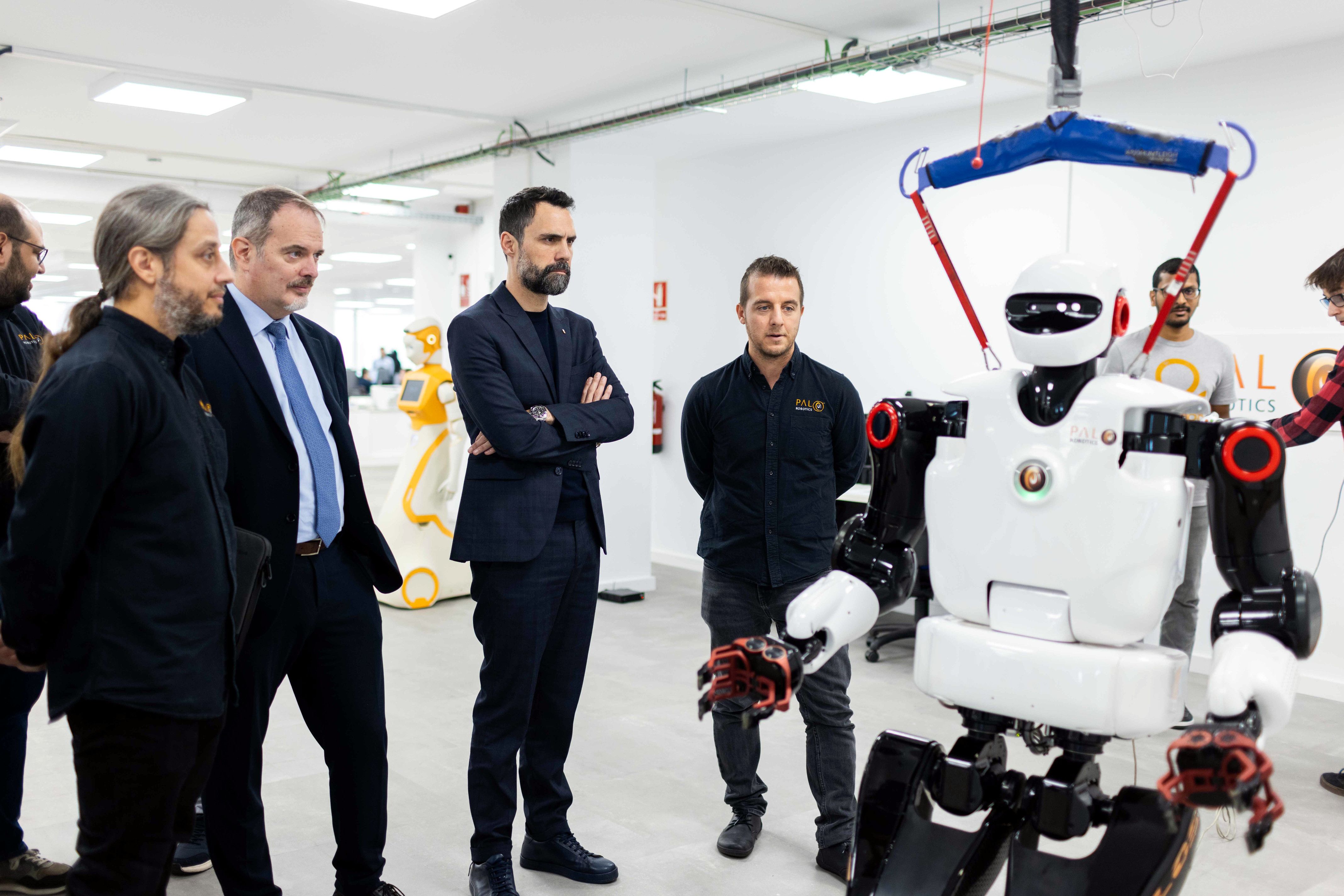 El consejero de Empresa y Trabajo, Roger Torrent, durante su visita a PAL Robotics | ACN