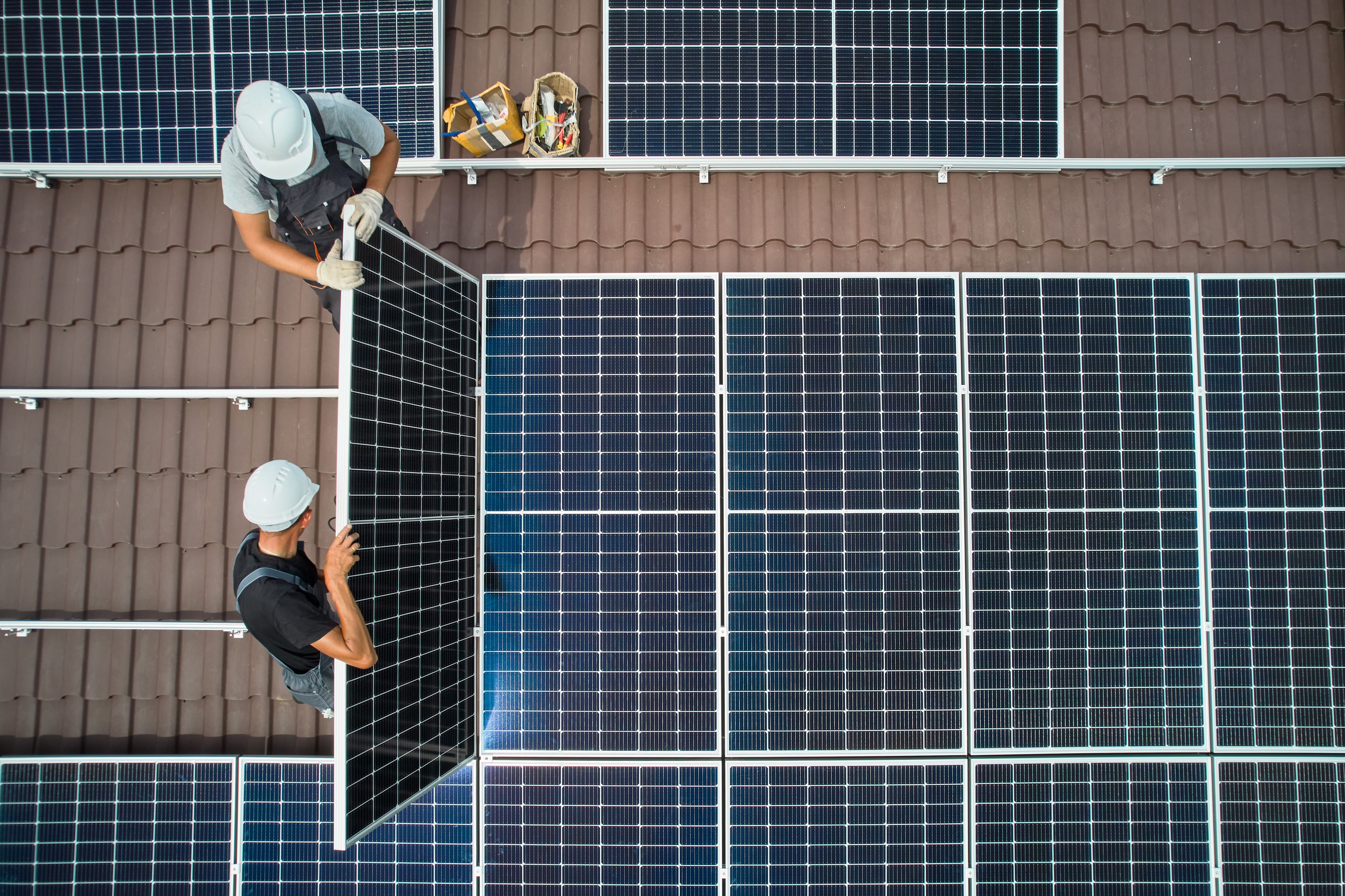 Uno de los grandes objetivos de Europa es reducir la dependencia excesiva de las materias primas necesarias para producir los paneles fotovoltaicos, que principalmente se importan de China | iStock