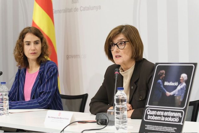 La consejera Ubasart y la directora general, Imma Barral, presentan en rueda de prensa la campaña de mediación | Departamento de Justicia, Derechos y Memoria