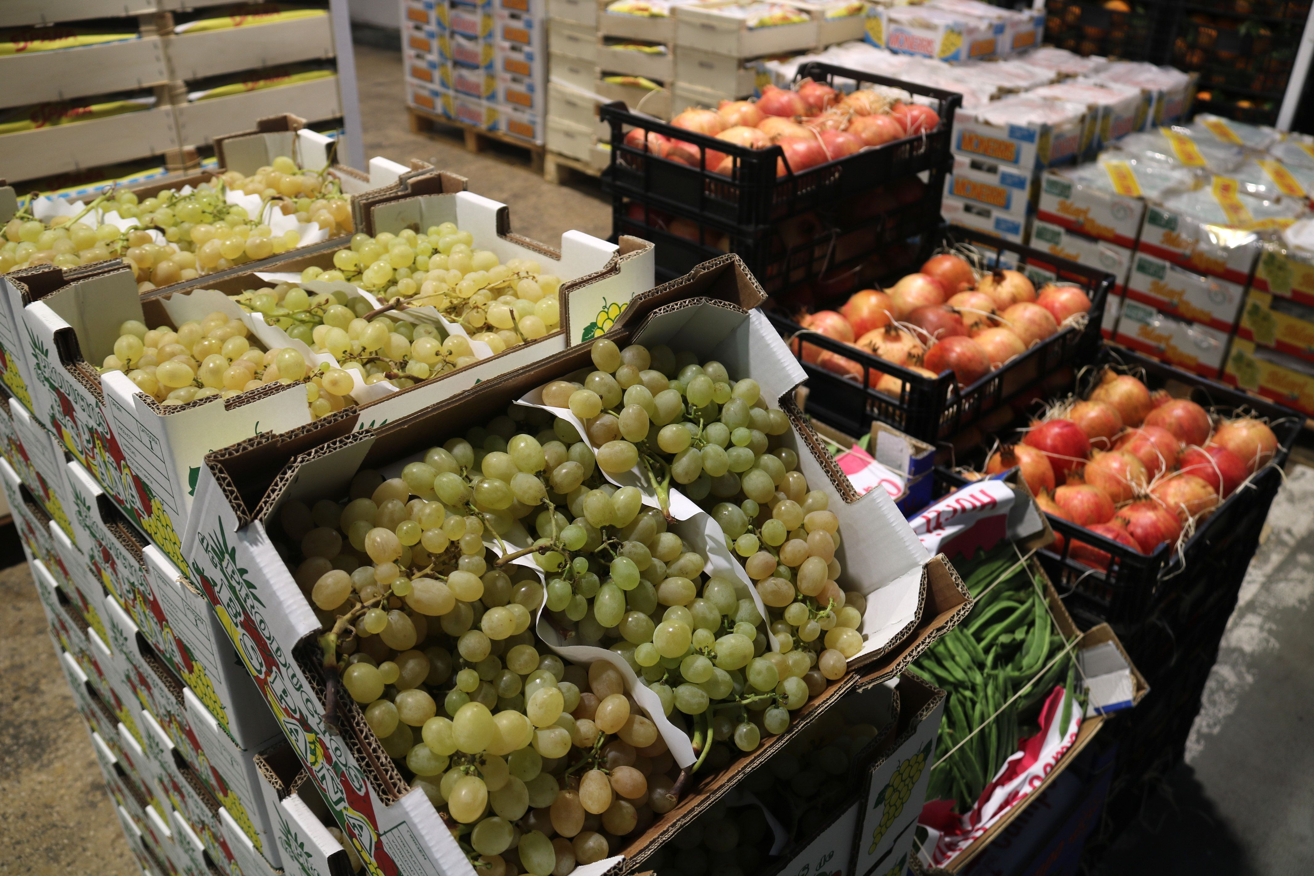 Raïm i magranes al mercat de fruites i hortalisses de Mercabarna | ACN