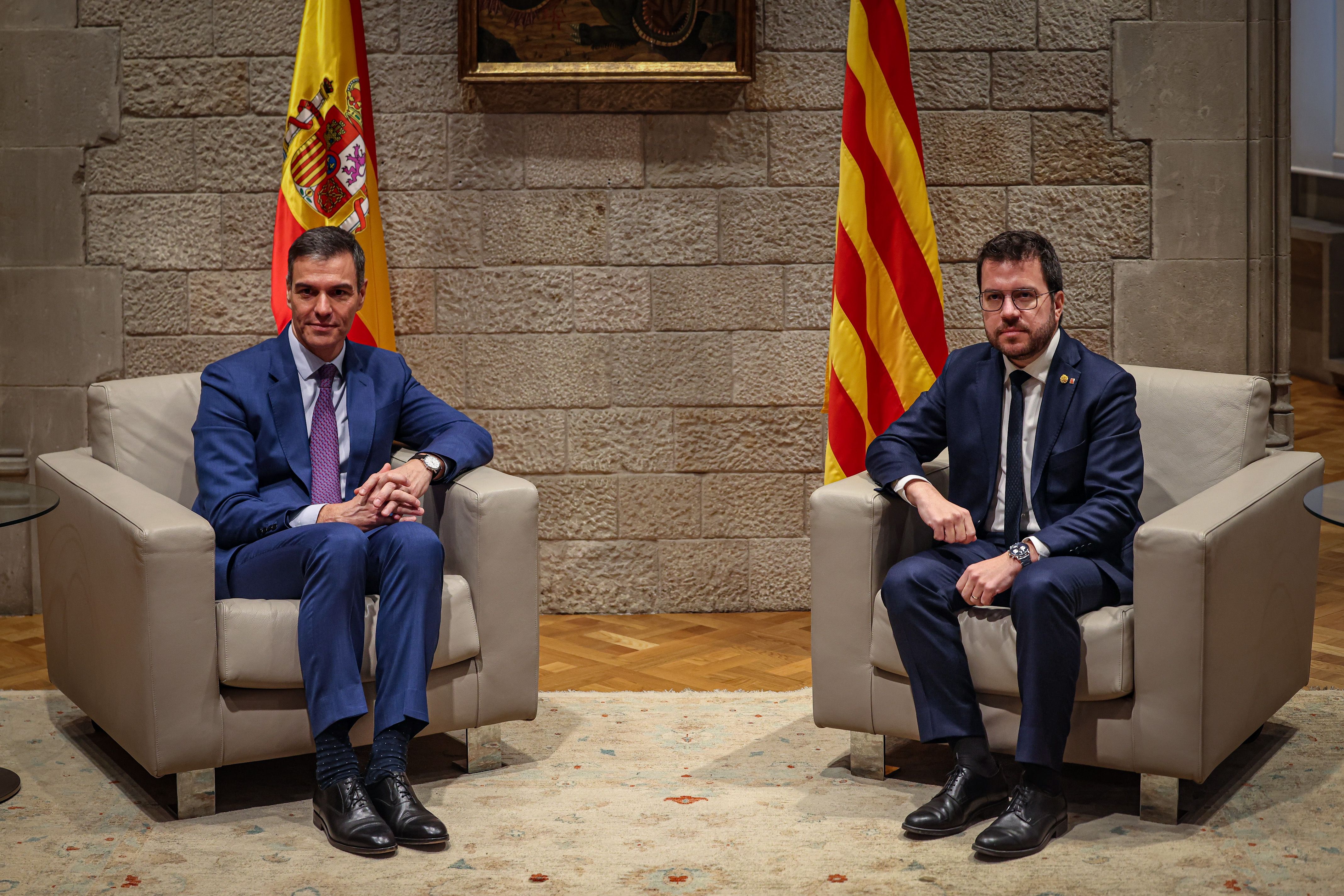 Els presidents Pere Aragonès i Pedro Sánchez, reunits a la Sala de Diputats del Palau de la Generalitat | ACN