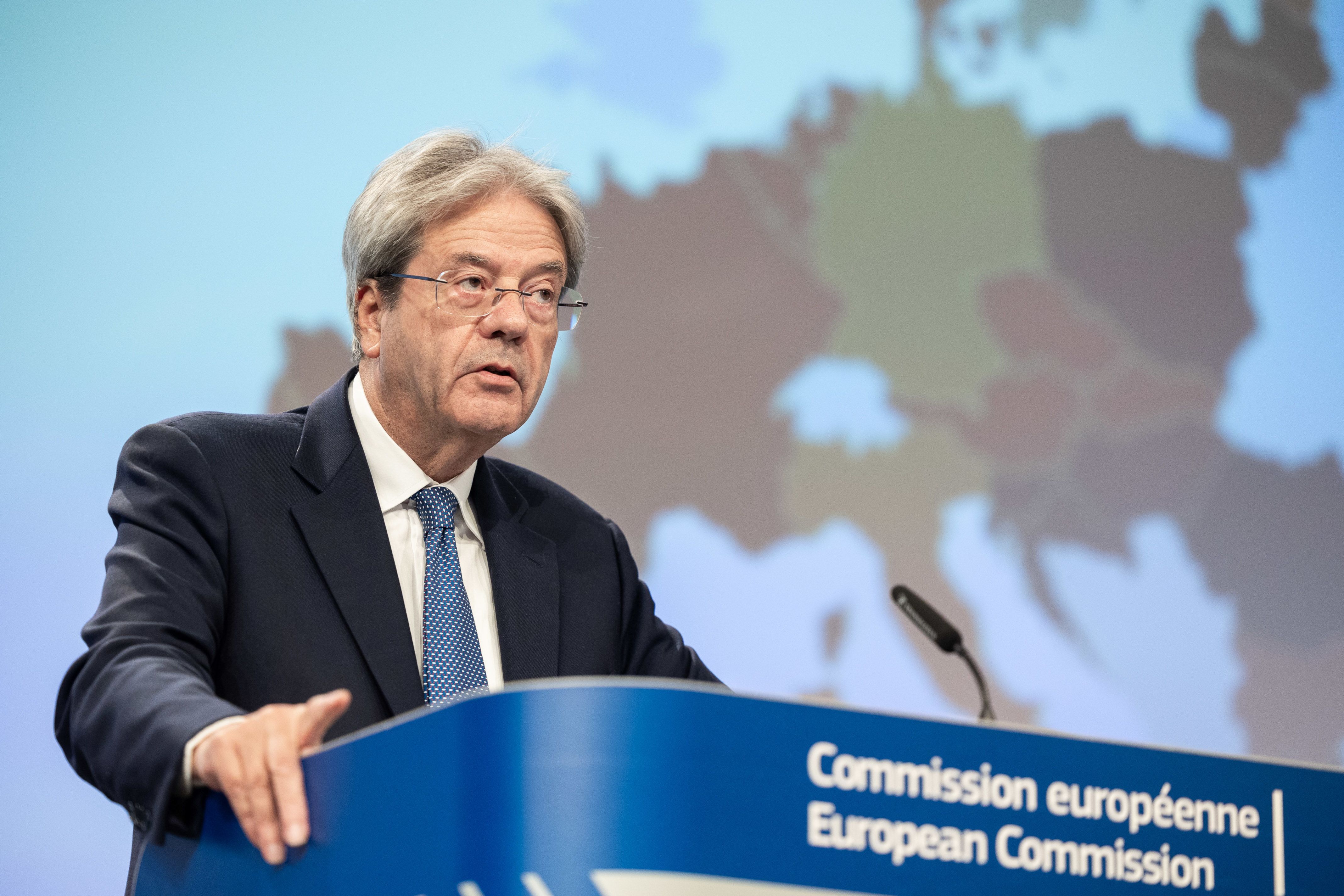 El comissari d'Economia, Paolo Gentiloni, durant la presentació de les previsions econòmiques de tardor de la Comissió Europea | ACN