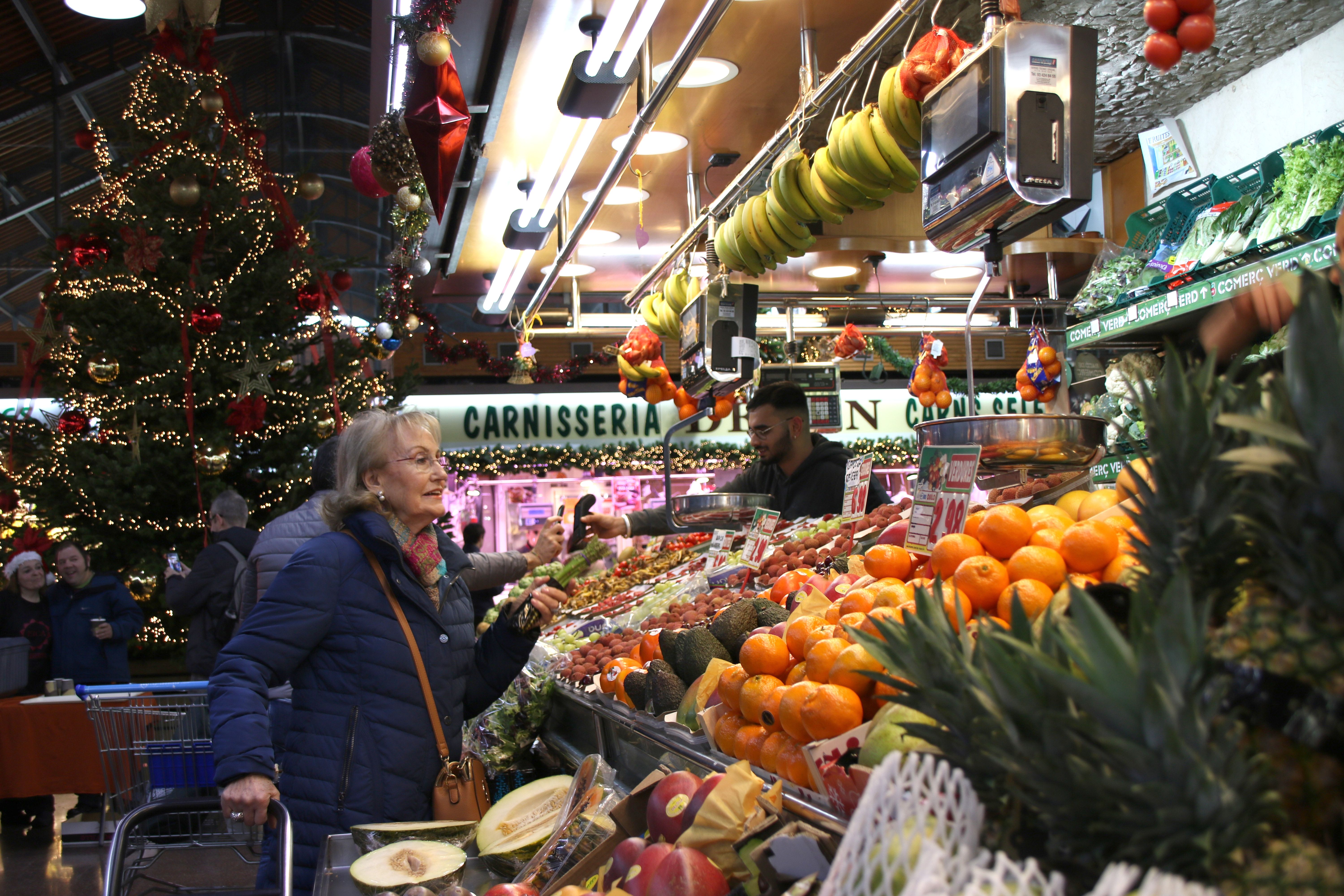 Una parada de fruta y verduras en el Mercat de la Concepció, en Barcelona | ACN