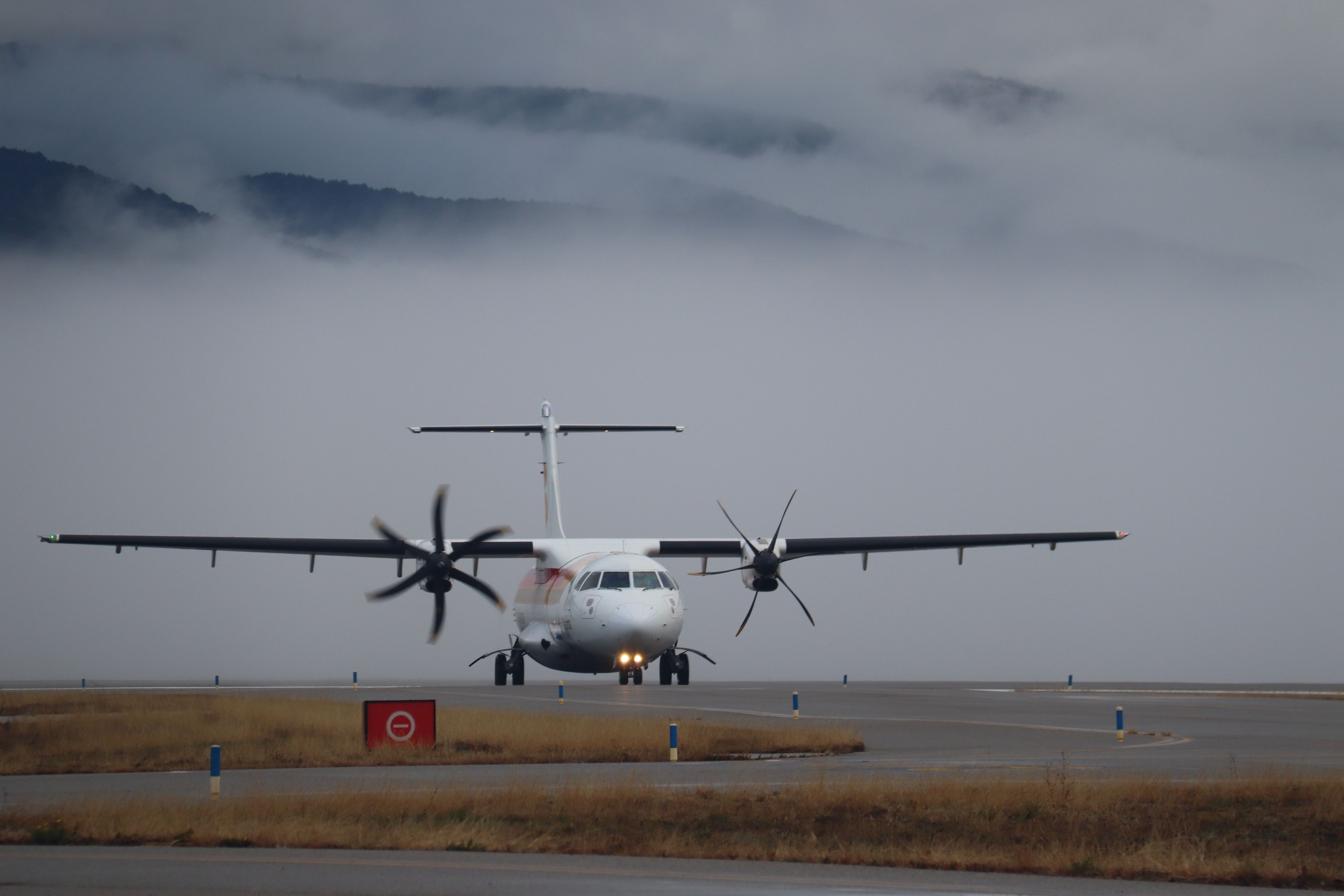 L'avió d'Air Nostrum que cobreix la ruta entre l'aeroport d'Andorra-La Seu i Palma, a la pista d'aterratge | ACN