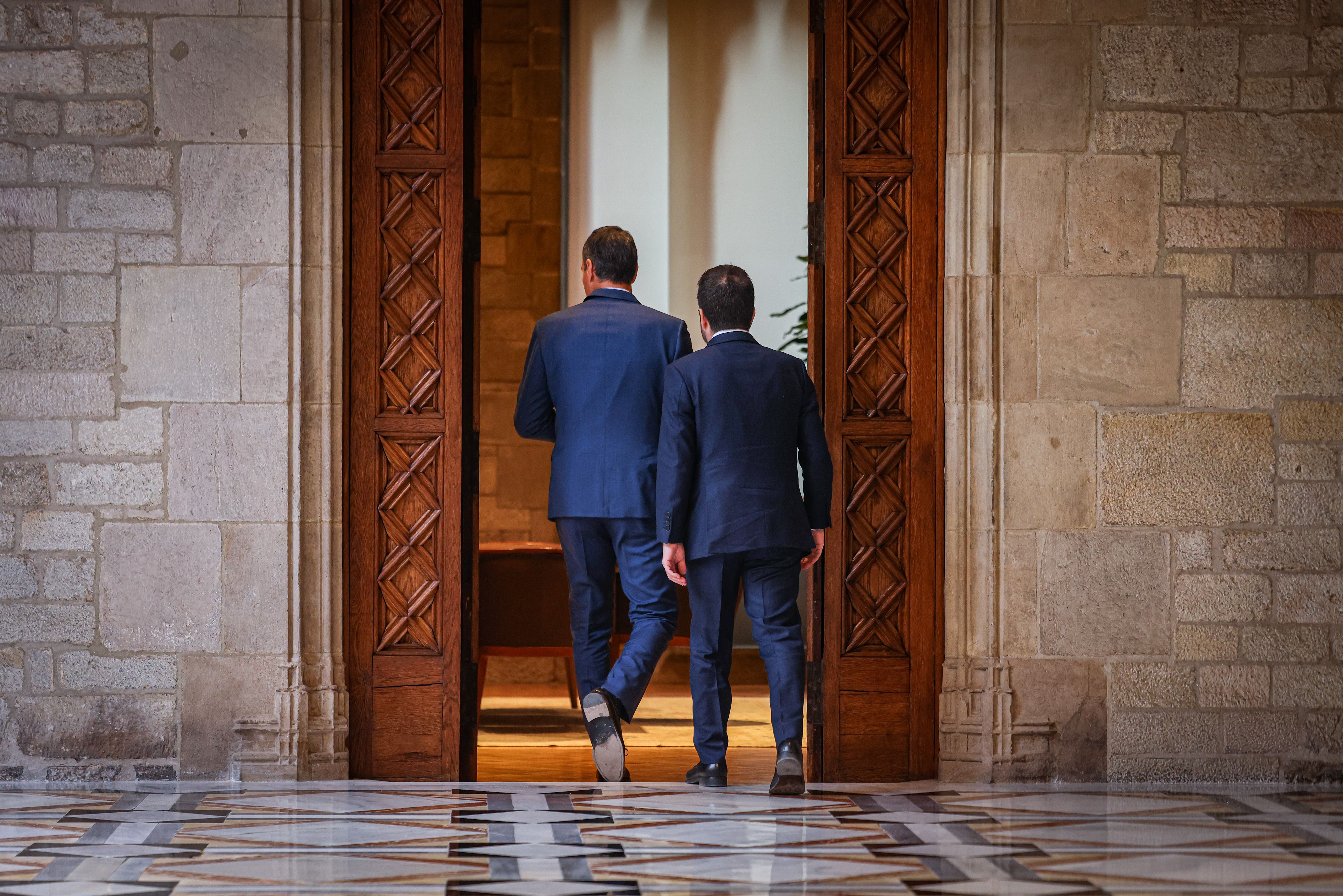 Los presidentes Pere Aragonès y Pedro Sánchez entrando a la Sala de Diputados del Palau de la Generalitat  | ACN