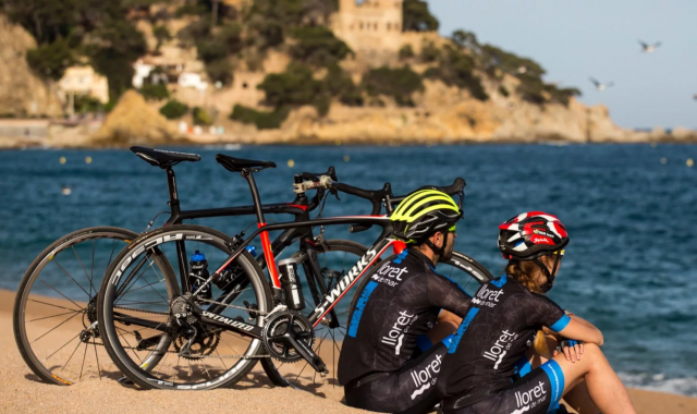 Dos ciclistes a la platja de Lloret | Lloret Turisme 