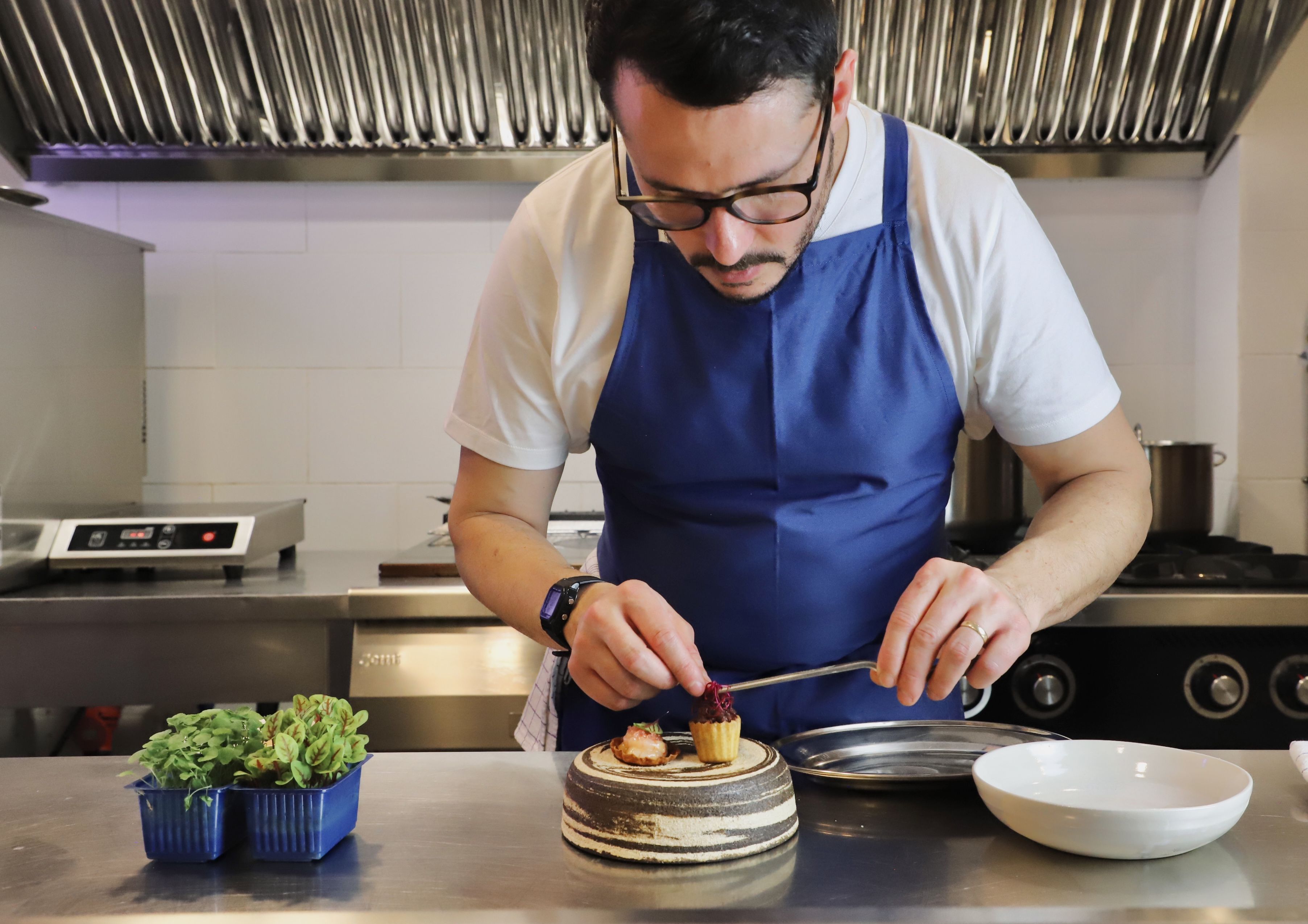 El xef Pachi Rodríguez preparant un dels plats del menú del restaurant Âme | Cedida