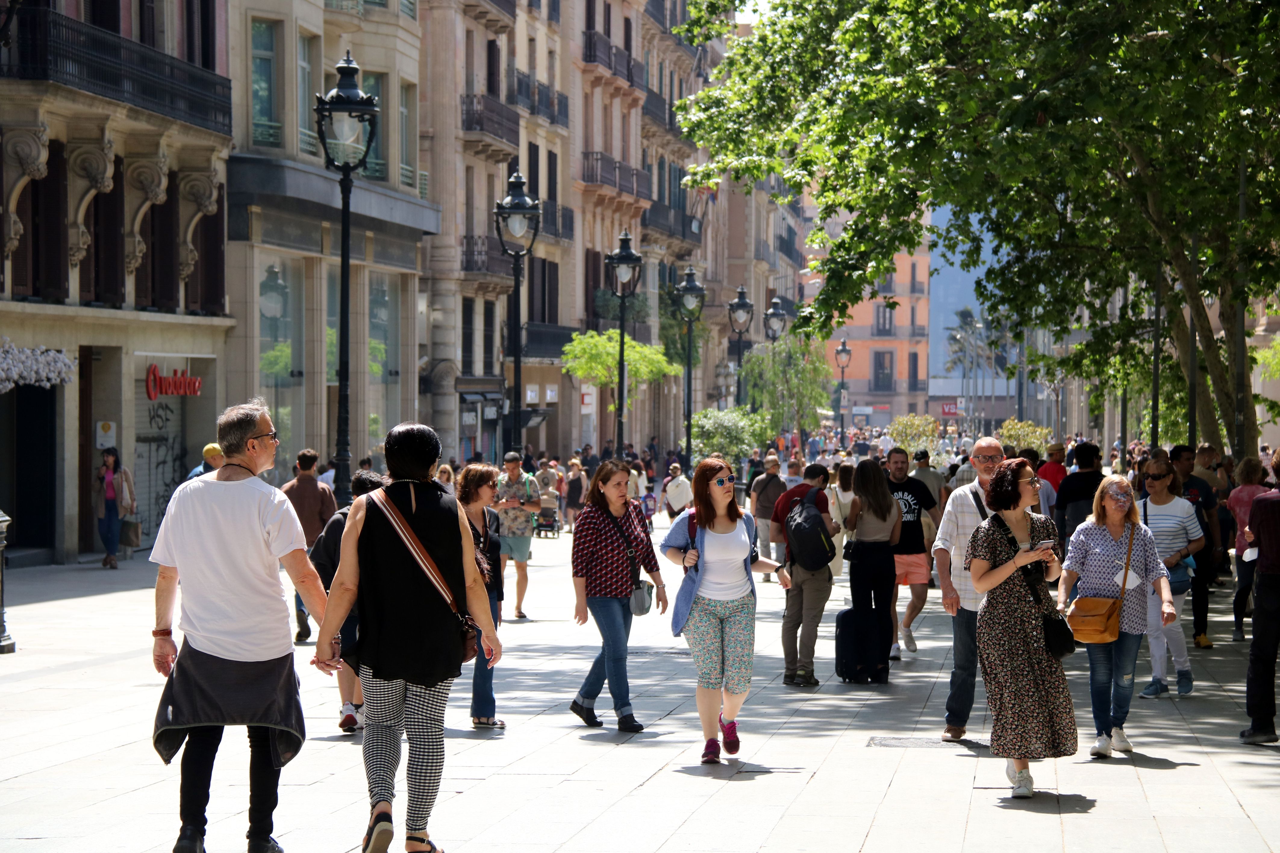 Portal de l'Àngel el primer domingo de apertura de comercios grandes en Barcelona | ACN