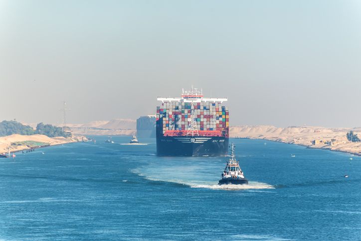 Gran buque portacontenedores que pasa por el canal de Suez | iStock