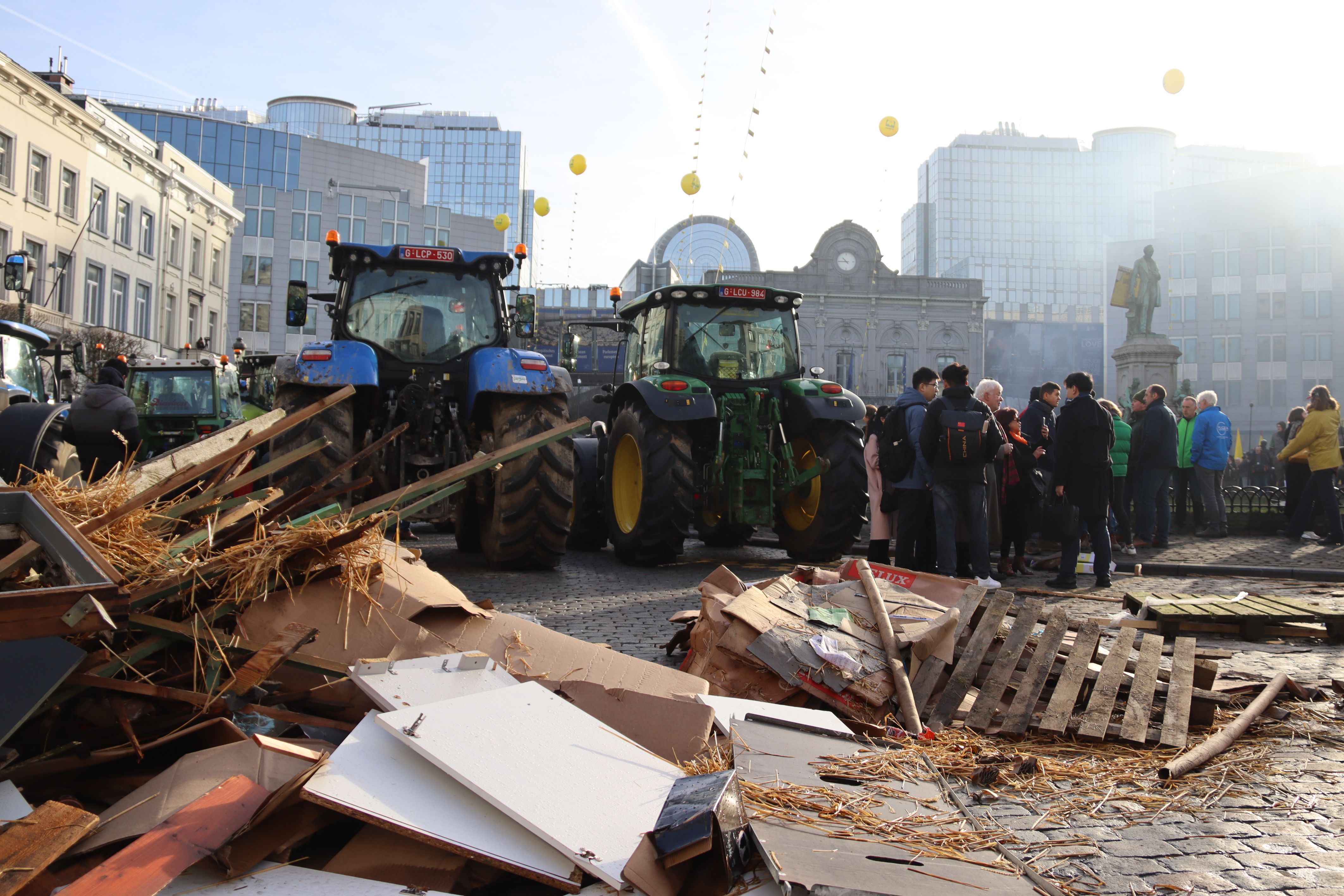 Miles de tractores bloquearon la mañana el barrio europeo en Bruselas | ACN