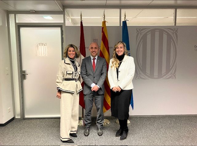 Noelia Rodríguez i Mireia Del Pozo, vicepresidenta i presidenta del CEDE amb el delegat del govern de la Generalitat de Catalunya a Suïssa | Cedida