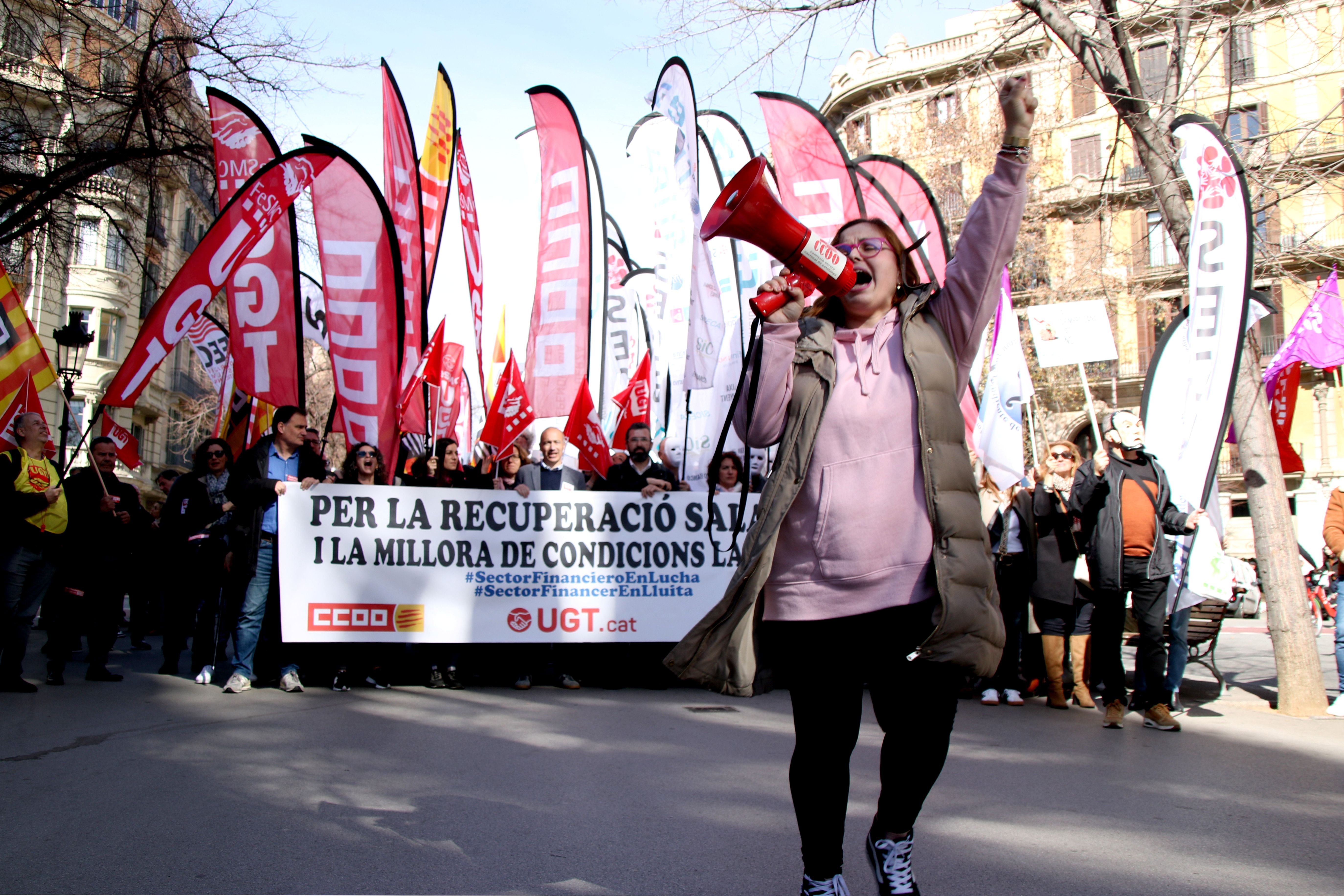 La movilización de los trabajadores de la banca por la Rambla Catalunya, en Barcelona | ACN