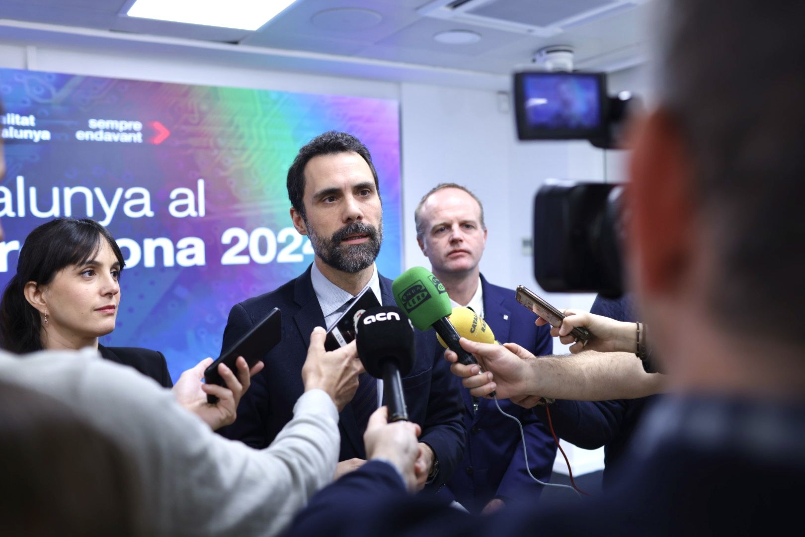 El conseller d'Empresa i Treball, Roger Torrent i Ramió, durante el encuentro con diferentes startups catalanas que participarán en el MWC | Cedida