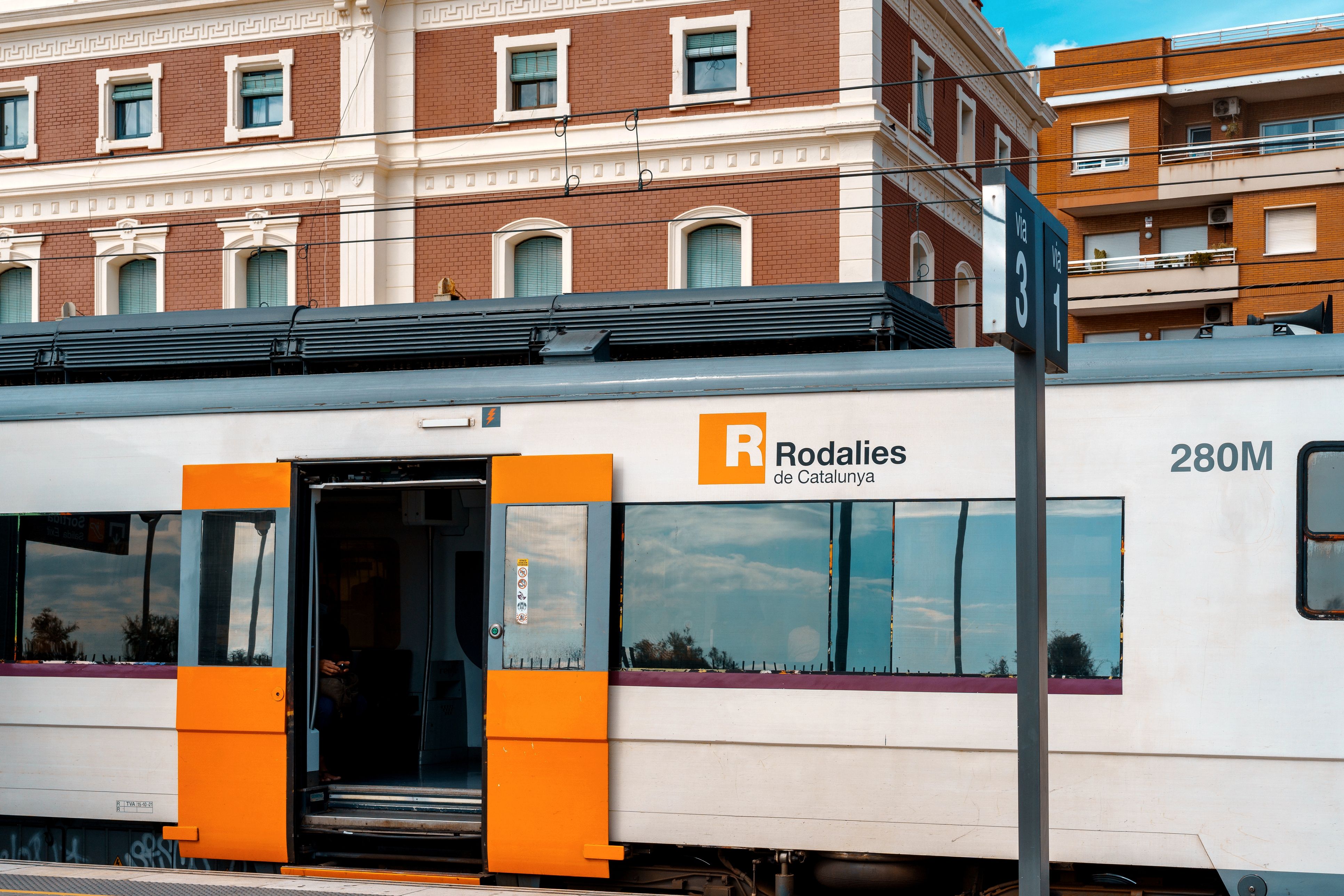 La línea R2 norte de Cercanías de Catalunya conecta Barcelona Sants con el Aeropuerto en 20 minutos | iStock