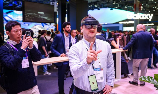 Un visitant amb ulleres de realitat virtual al MWC 2024 | ACN