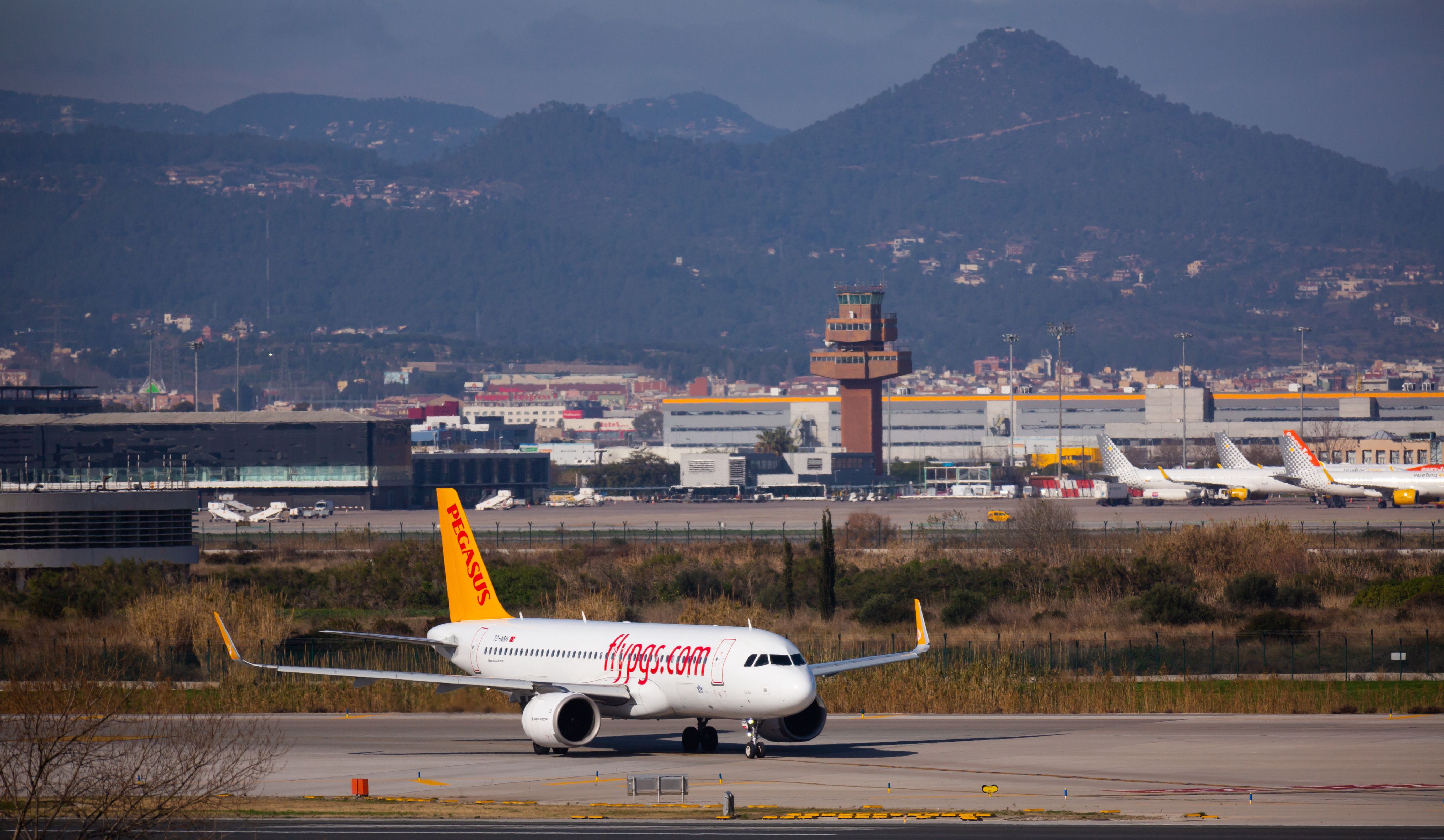 Un avió a la pista de l'aeroport de Barcelona | iStock